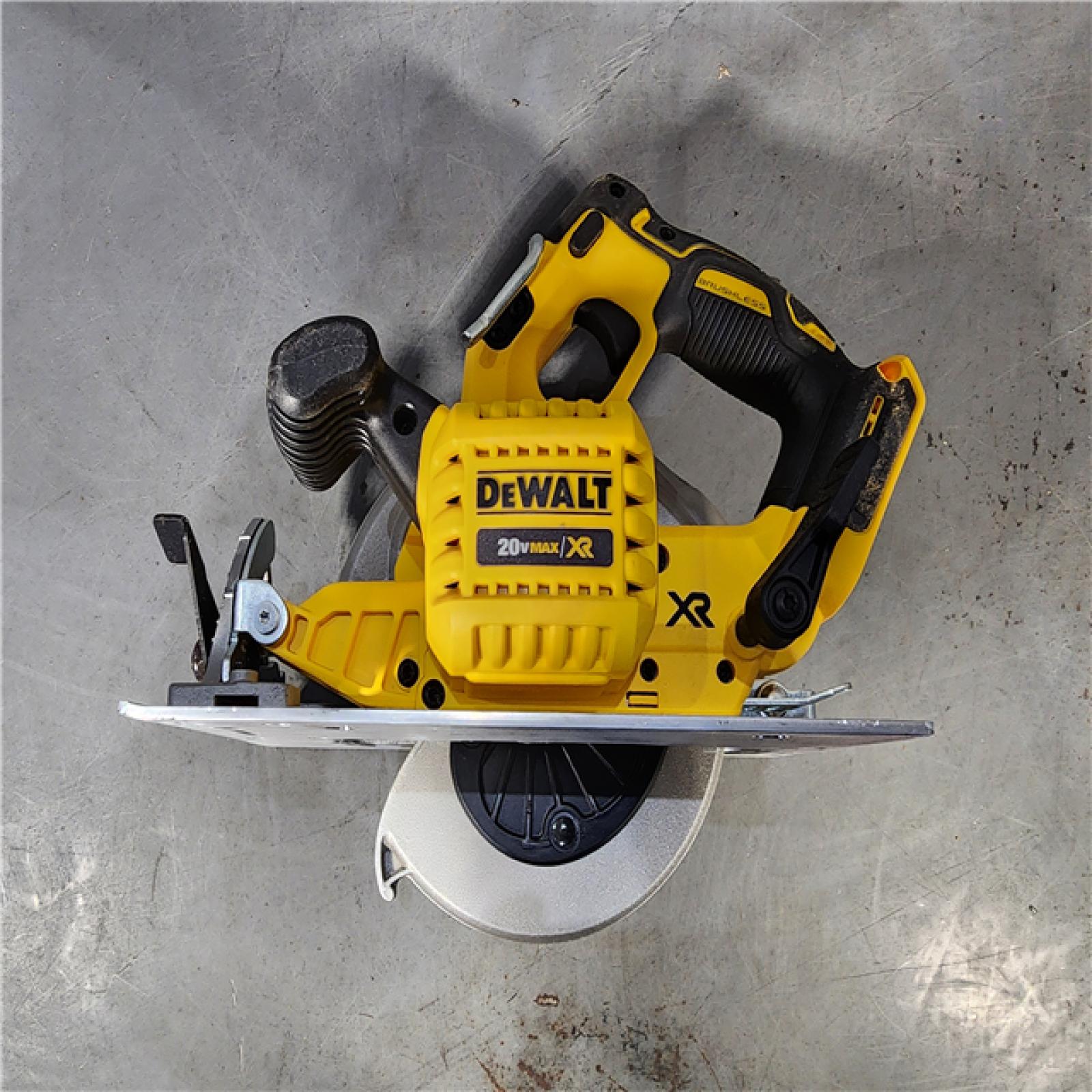 HOUSTON LOCATION - AS-IS DEWALT 20V MAX Lithium-Ion Cordless Brushless 7-1/4 in. Circular Saw Kit with 5.0Ah POWERSTACK Battery and Charger