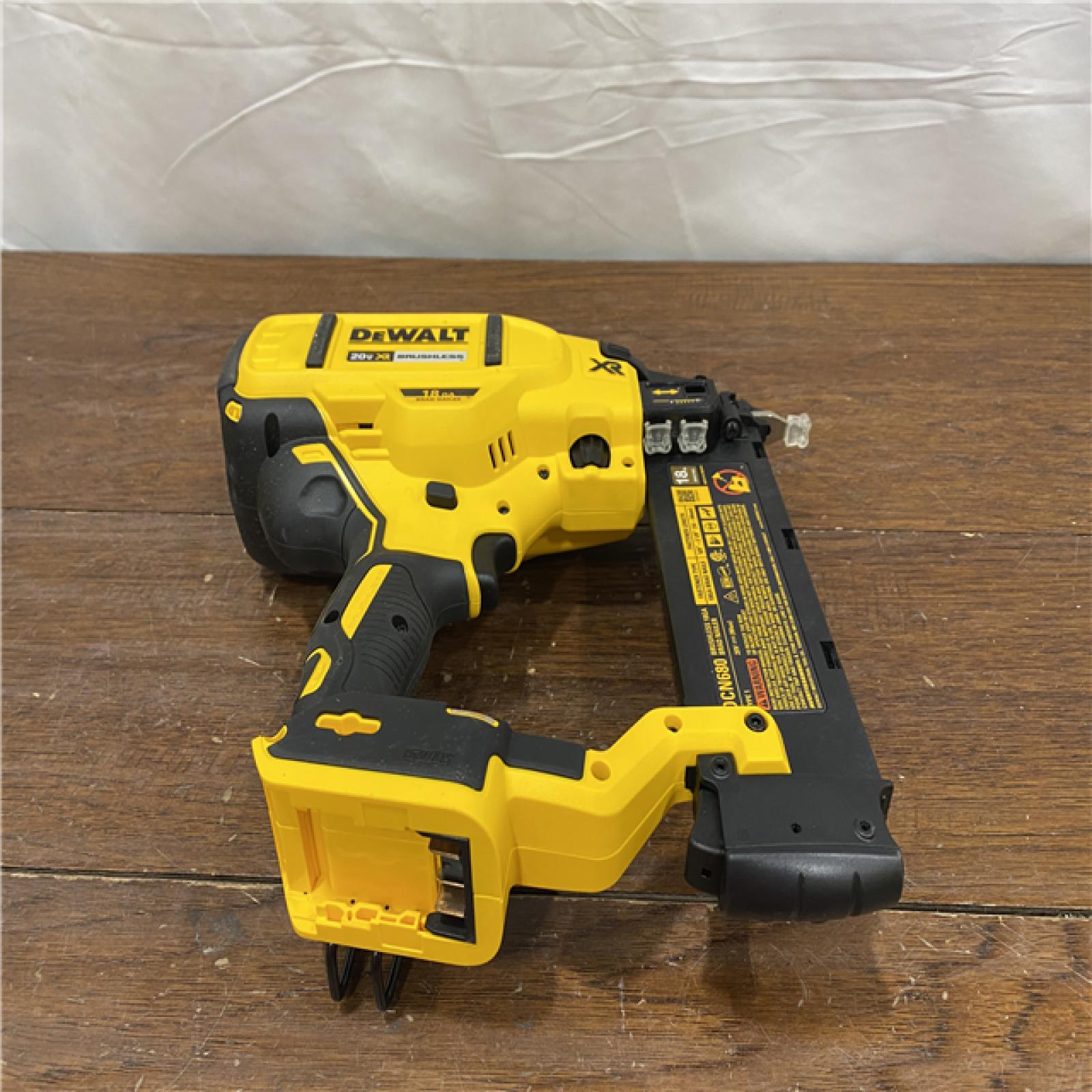 AS-ISDeWalt 20V MAX XR Lithium-Ion Electric Cordless 18-Gauge Brad Nailer (Tool Only)