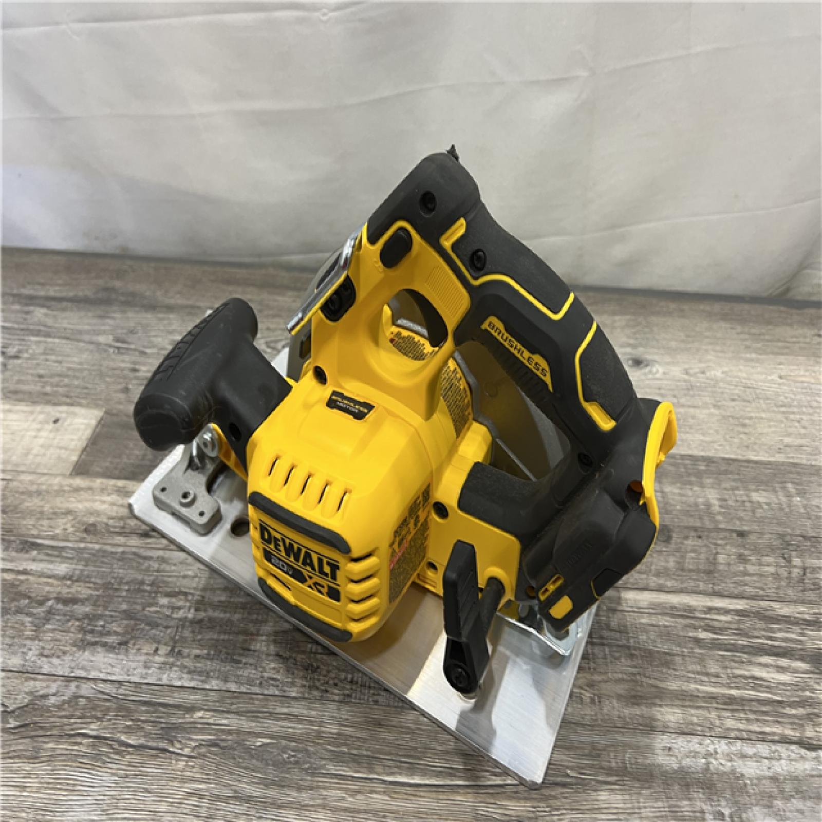 AS-IS DEWALT 20-Volt MAX 7-1/4 in. Cordless Circular Saw (Tool Only)