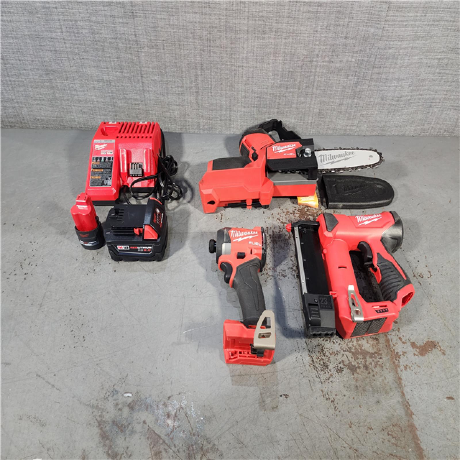 HOUSTON LOCATION - AS-IS MIWAUKEE 3 TOOL COMBO KIT W/ (2) BATTERY & CHARGER