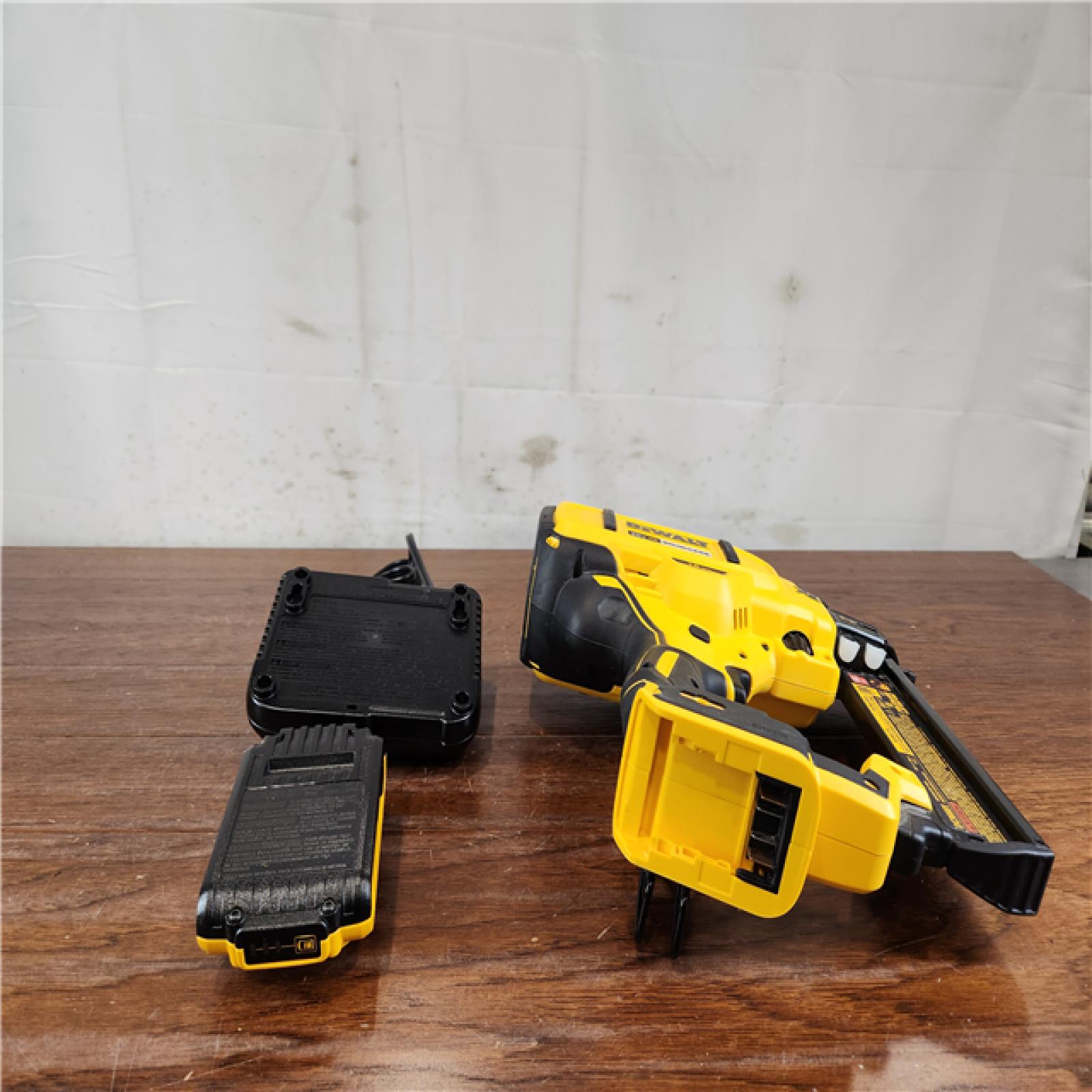 AS-IS DEWALT 20V MAX XR Lithium-Ion Cordless 18-Gauge Narrow Crown Stapler Kit