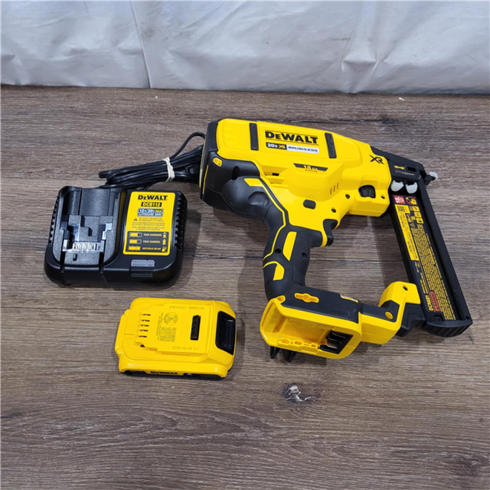 AS-IS DEWALT DCN681D1 20V 18Ga Stapler Kit