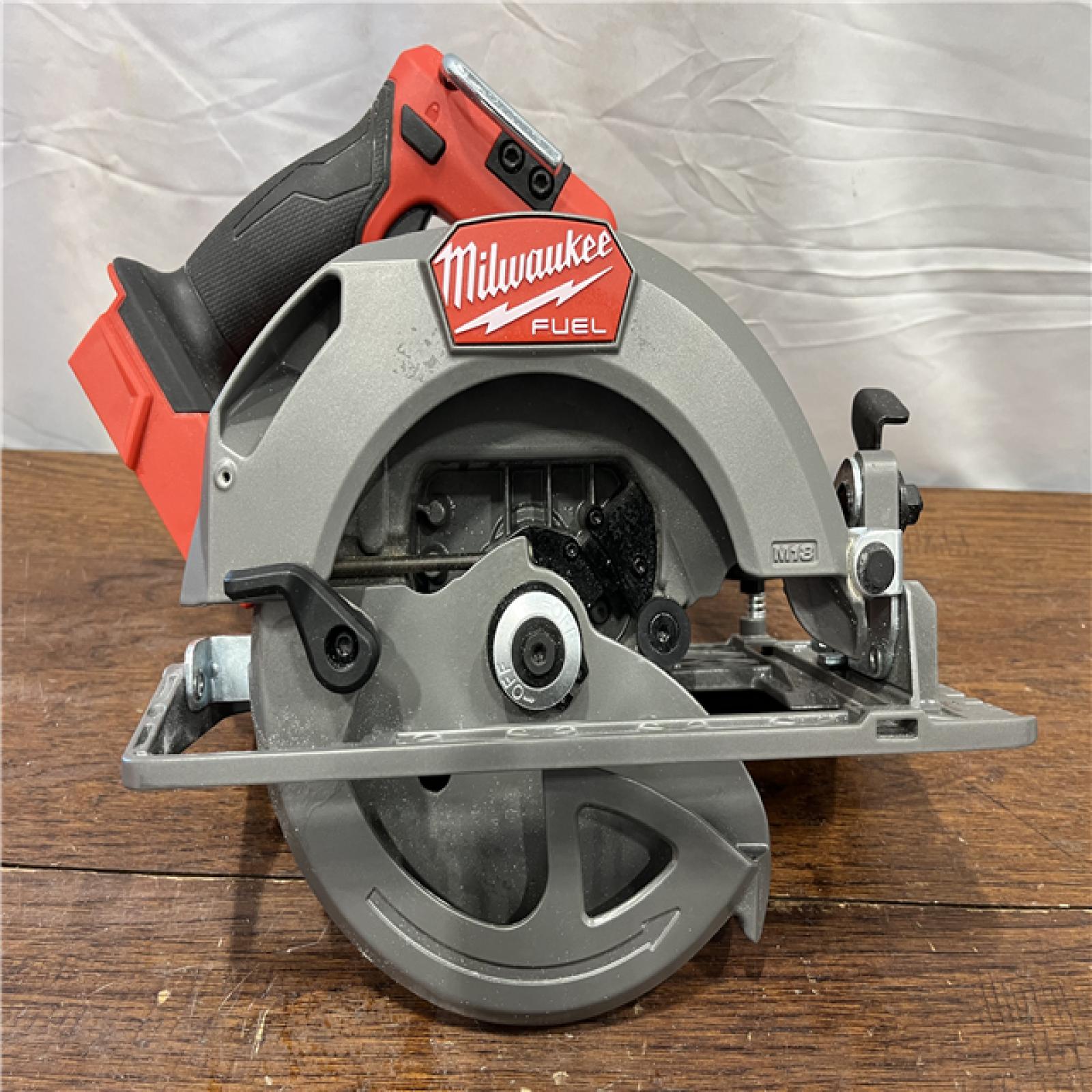 AS-ISMilwaukee M18 FUEL 18V Lithium-Ion Brushless Cordless 7-1/4 in. Circular Saw (Tool-Only)