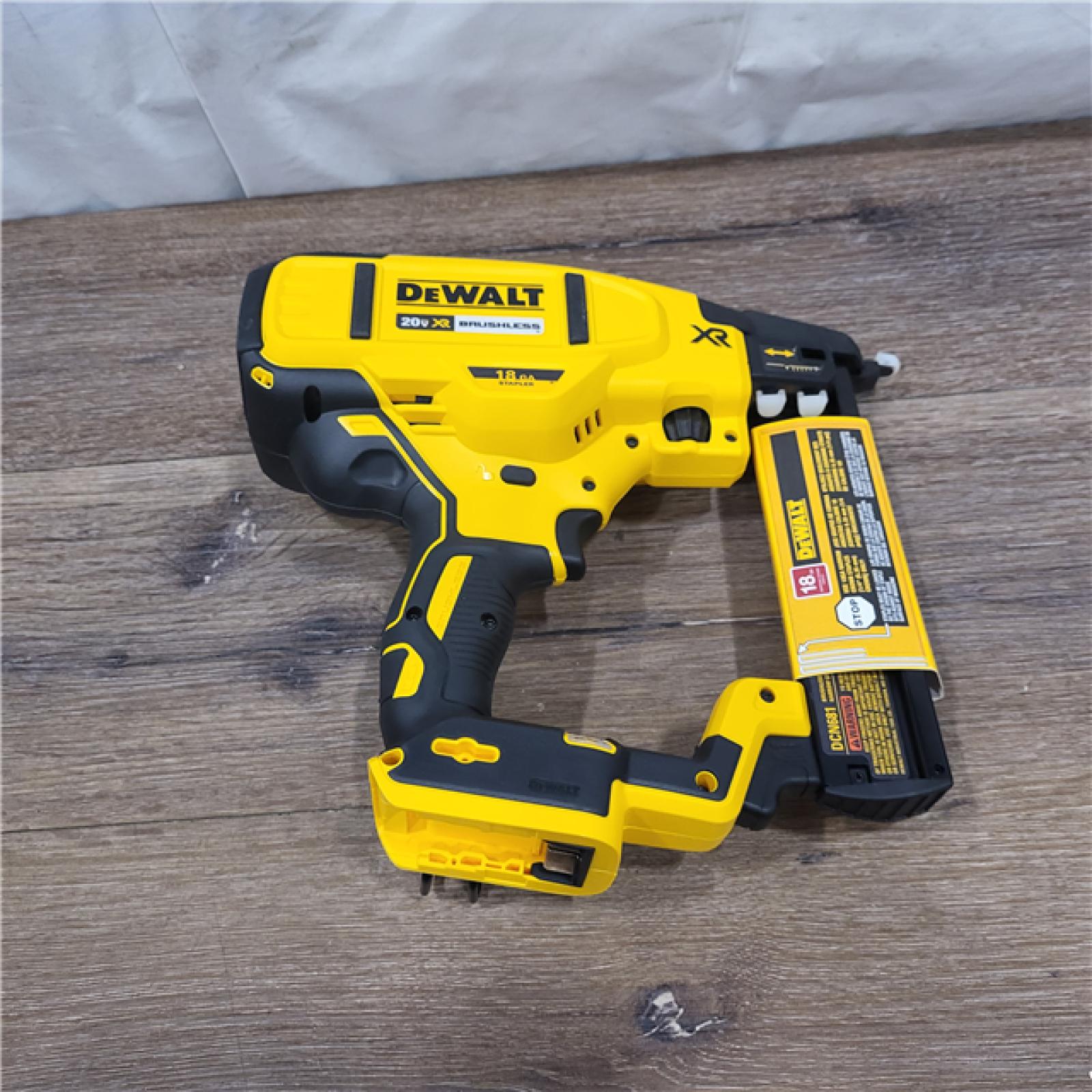 AS-IS DEWALT DCN681D1 20V 18Ga Stapler Kit