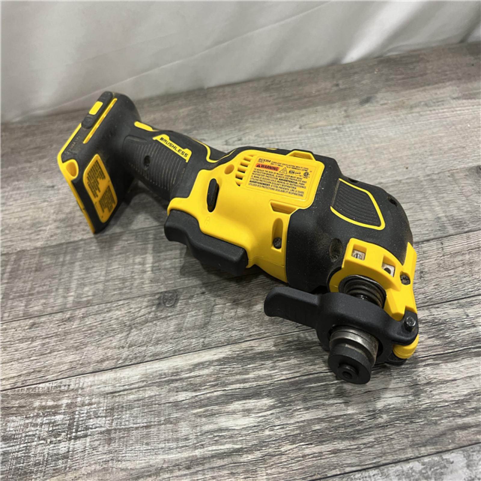 AS-IS DEWALT Atomic 20-Volt Lithium-Ion Oscillating Tool Kit with 3 Ah Battery