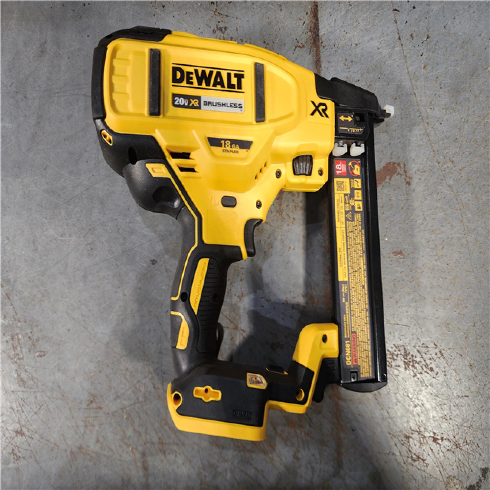 HOUSTON LOCATION - AS-IS DEWALT DCN681D1 20V 18Ga Stapler Kit