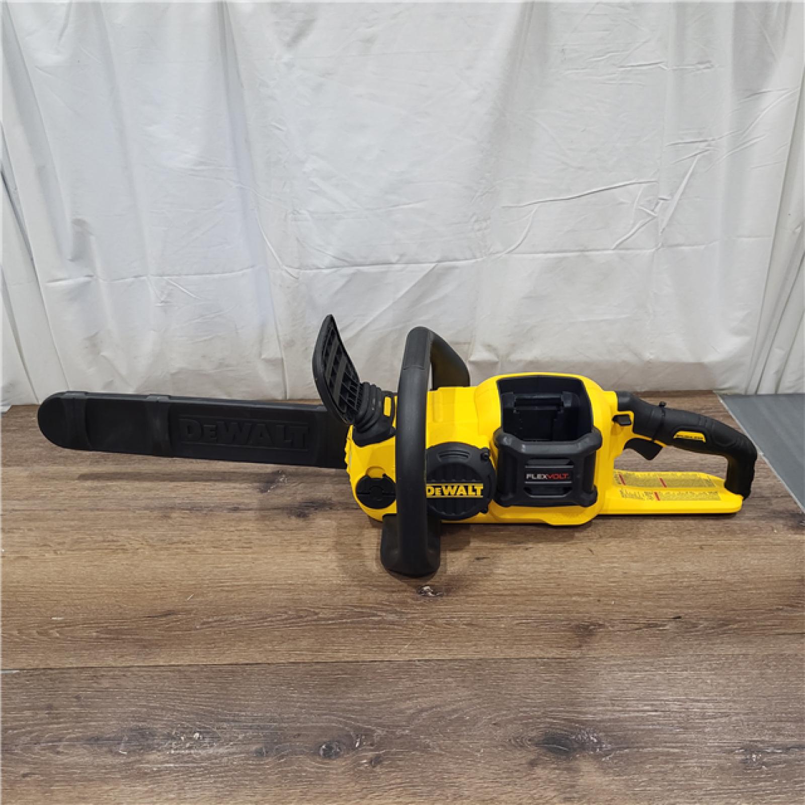 NEW DEWALT 20 in. 60-Volt Flexvolt Electric Cordless Chainsaw Kit with 20 in. Chainsaw Bar and 20 in. Chainsaw Chain 68 Drive Link