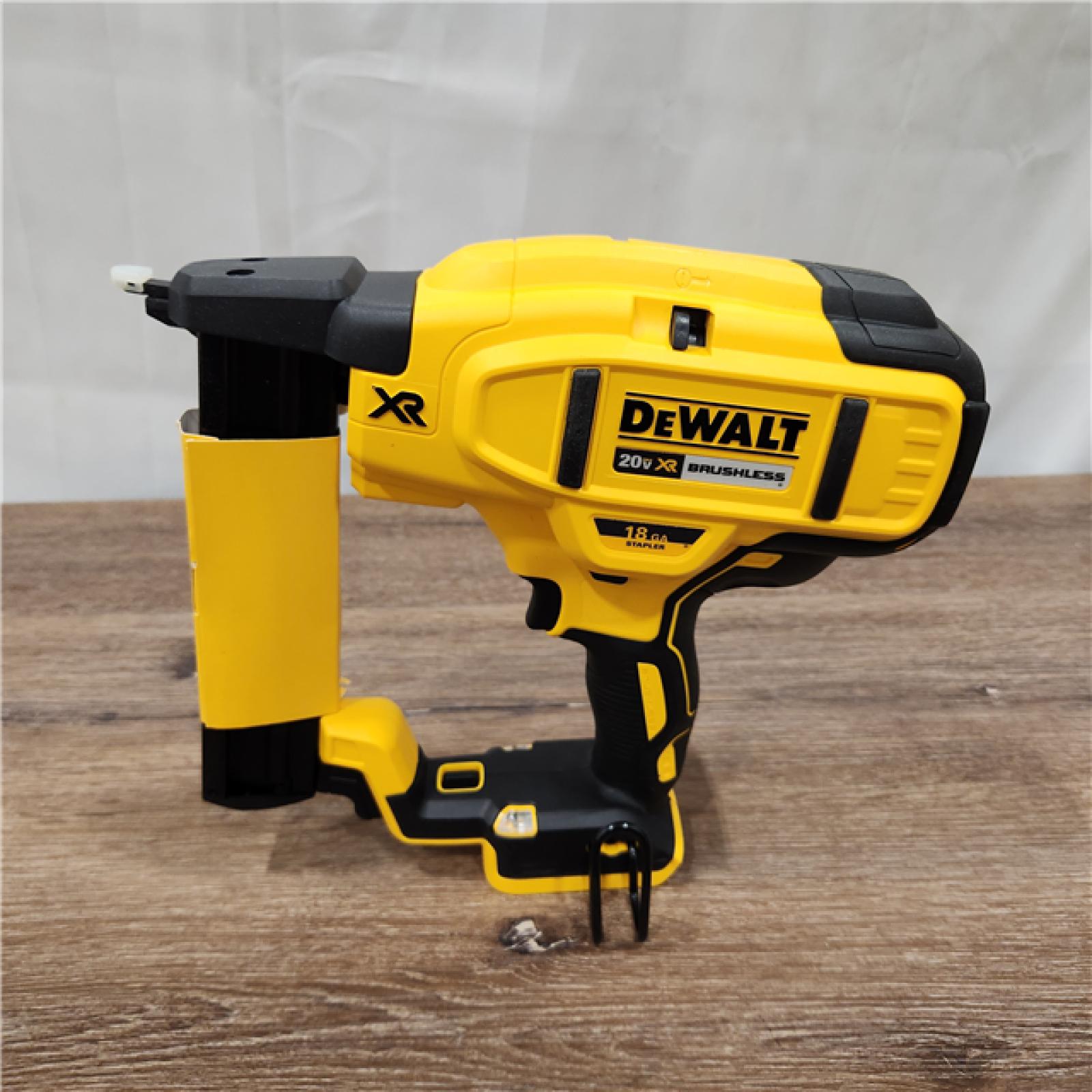 NEW!  in Box DEWALT DCN681D1 20V 18Ga Stapler Kit