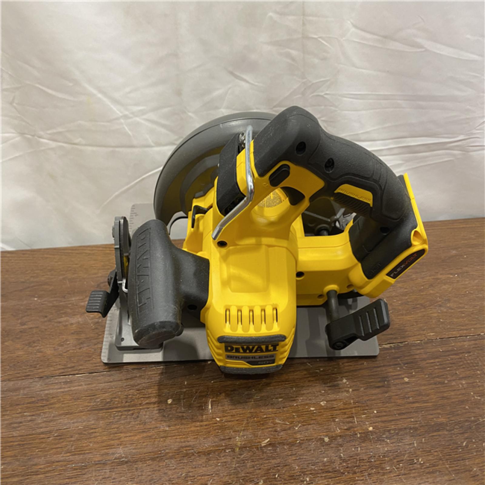 AS-ISDeWALT Flexvolt Max 7-1/4  60V Brushless Circular Saw DCS578B