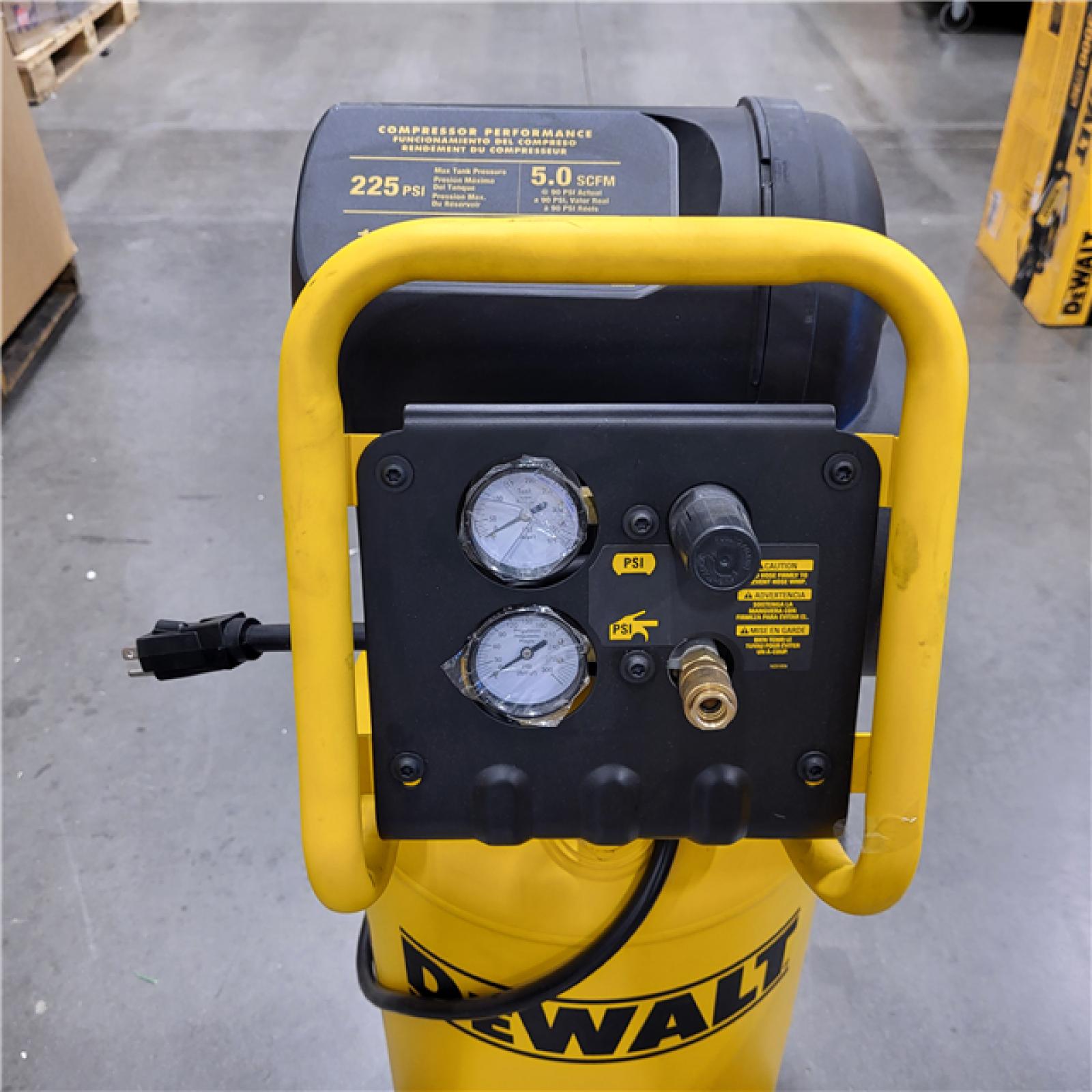 AS-IS Compresseur D'air Vertical Ã‰lectrique Portable Dewalt 15 Gallons Ã€ Un Ã‰tage D55168 - Rona