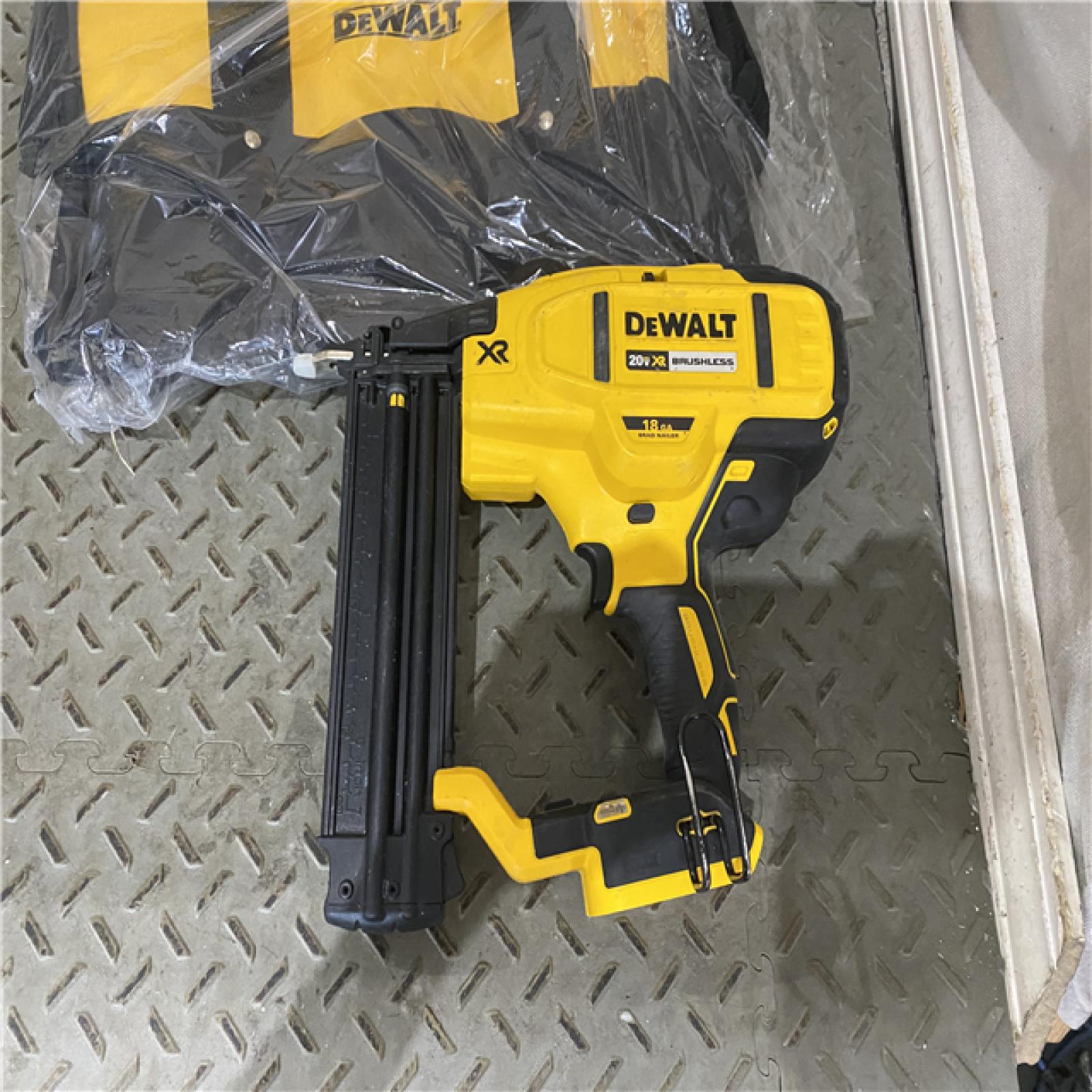 Houston location AS-IS DEWALT 20V MAX XR 18 Gauge Brad Nailer Kit