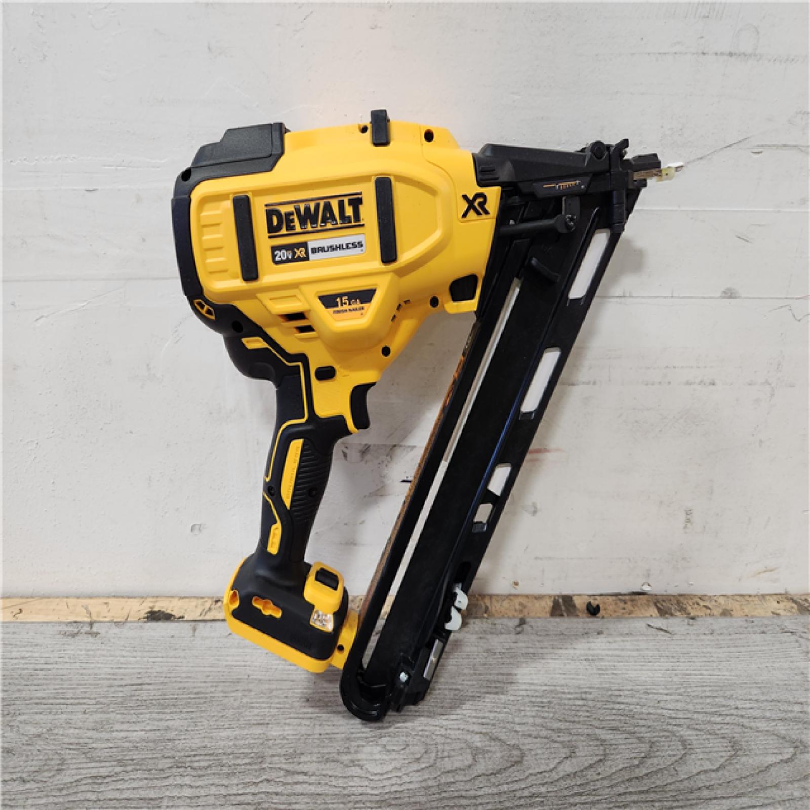 Phoenix Location DEWALT 20V MAX XR Lithium-Ion Cordless 15-Gauge Angled Finish Nailer (Tool Only)