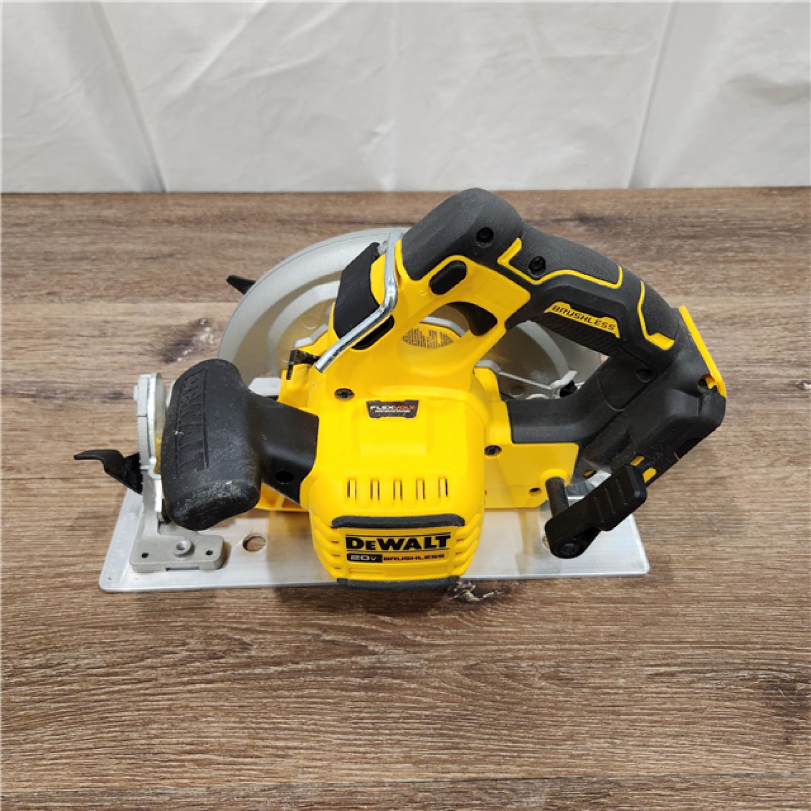 AS-IS DEWALT 20V MAX Cordless Brushless 7-1/4 in. Sidewinder Style Circular Saw with FLEXVOLT ADVANTAGE (Tool Only)