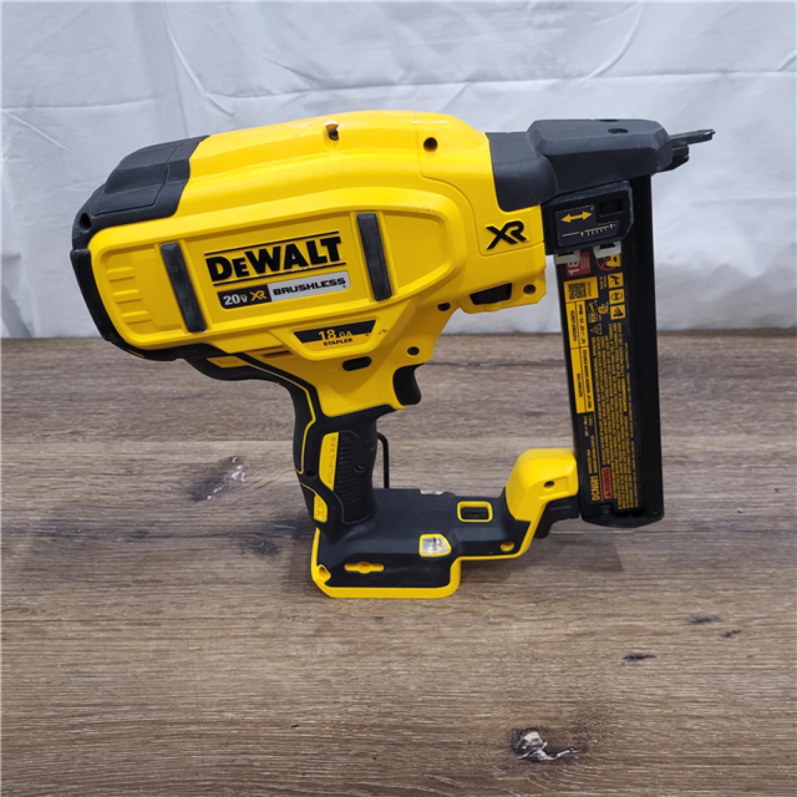 AS-IS  DEWALT DCN681D1 20V 18Ga Stapler Kit