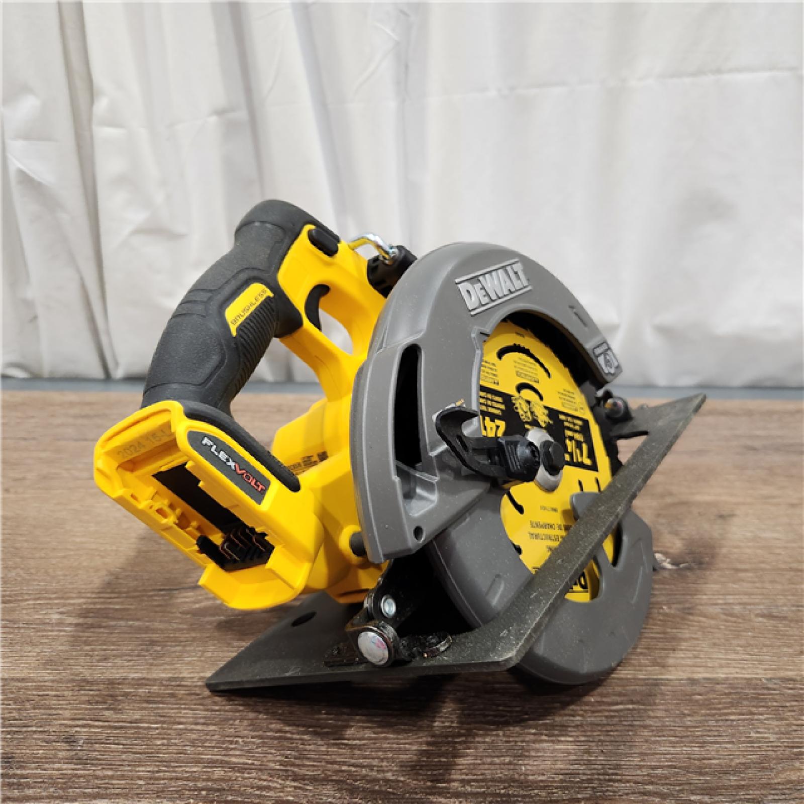 AS-IS DeWALT Flexvolt Max 7-1/4  60V Brushless Circular Saw DCS578B