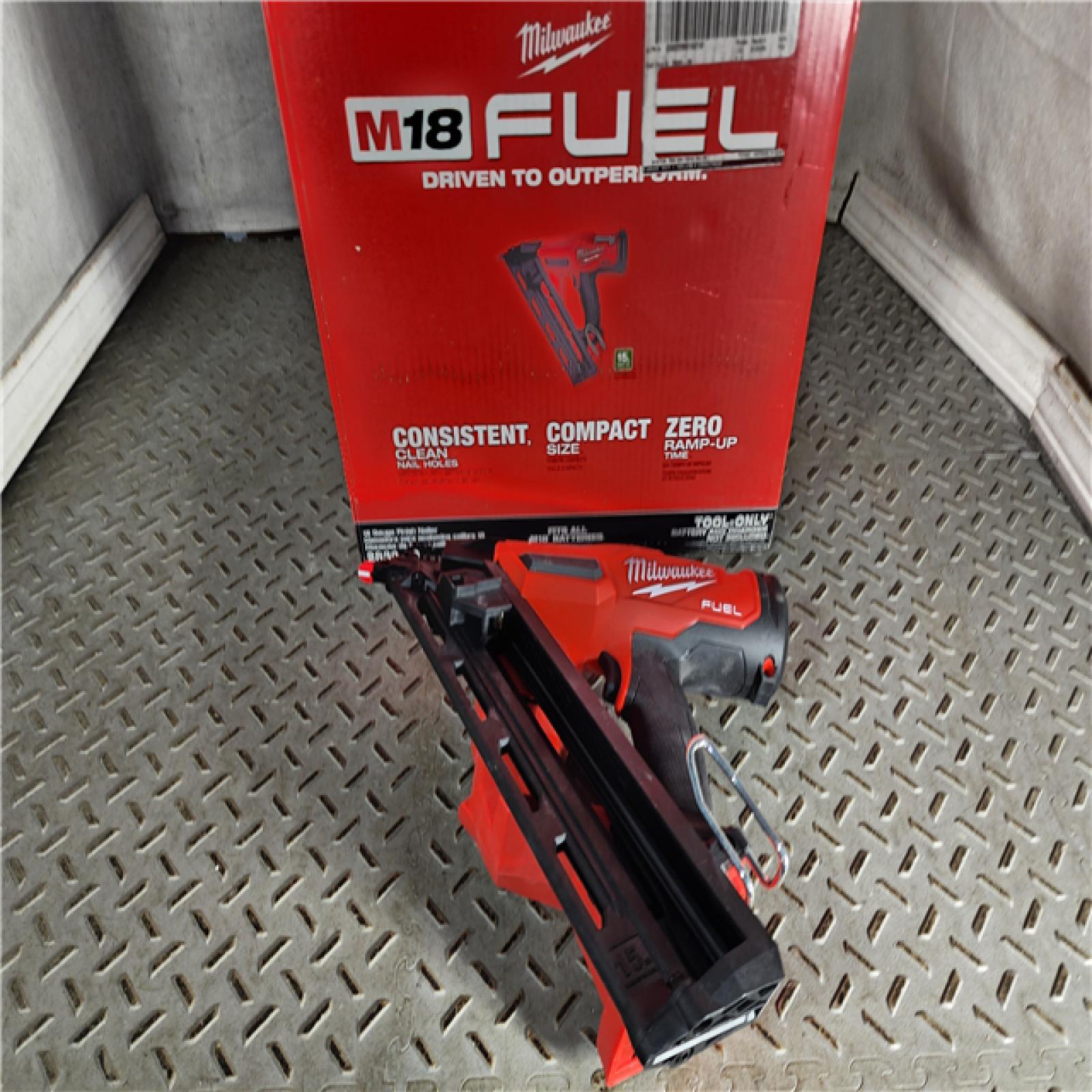 HOUSTON LOCATION - AS-IS Milwaukee 2839-20 M18 FUEL 15 Ga. 18 Volt Brushless Angled Finish Nailer