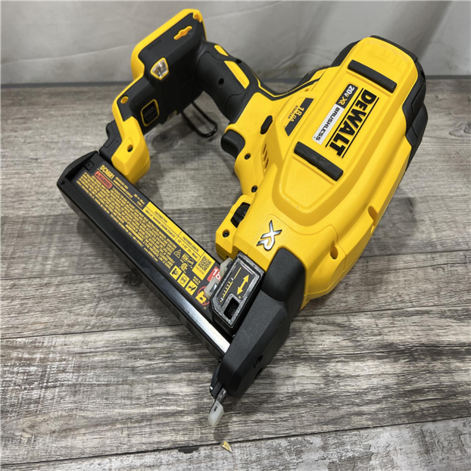 AS-IS DEWALT in Box DEWALT DCN681D1 20V 18Ga Stapler Kit