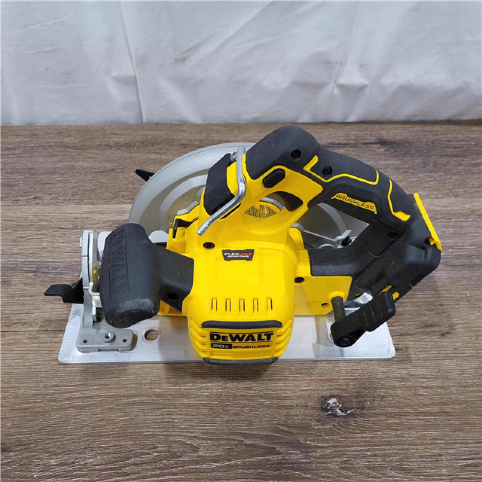 AS-IS 20V MAX Cordless Brushless 7-1/4 in. Sidewinder Style Circular Saw with FLEXVOLT ADVANTAGE (Tool Only)