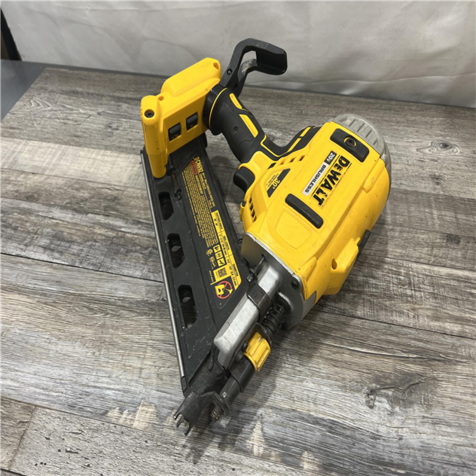 AS-IS DeWalt 20V MAX Brushless Cordless 2-Speed 30° Paper Collated Framing Nailer Kit