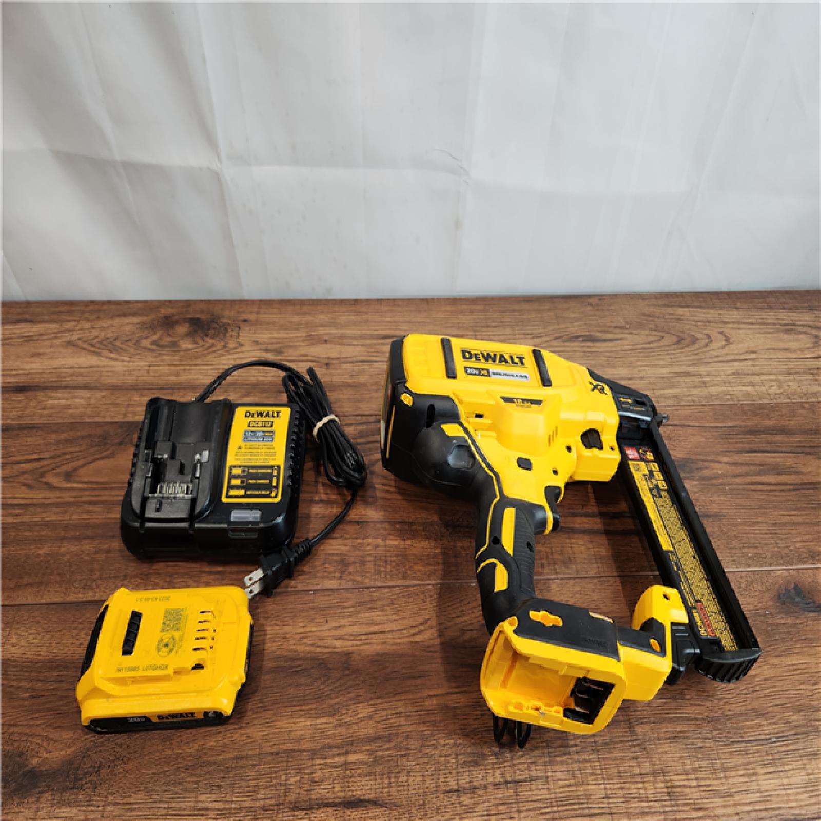 AS-IS DEWALT 20V MAX XR Brushless Cordless 18-Gauge Narrow Crown Stapler Kit