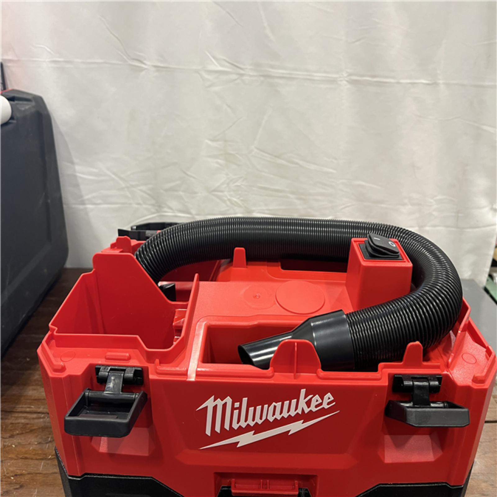 AS-IS Milwaukee M18 Vacuum 2Gal 6  Hose Access Bare Tool