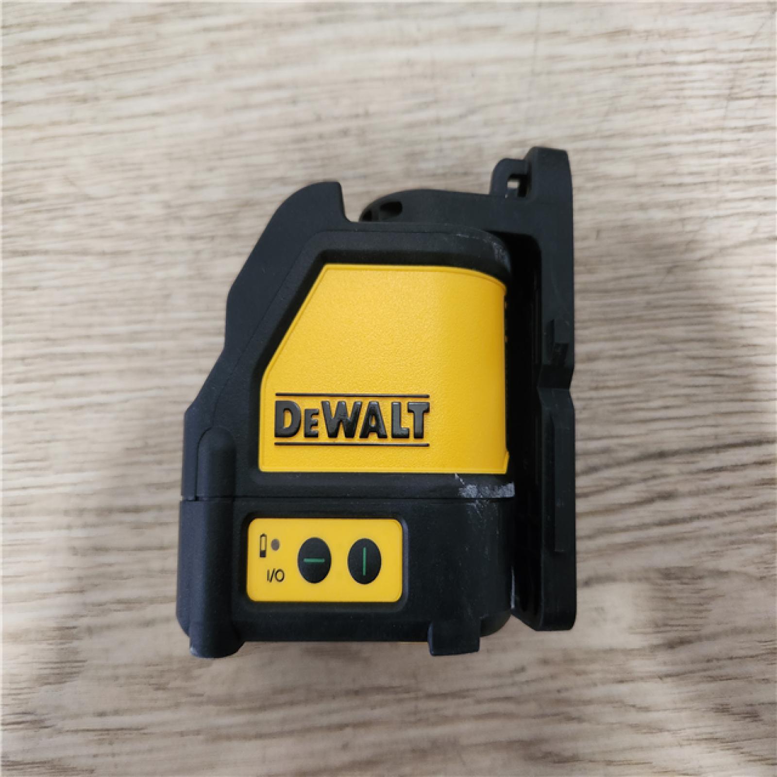 Phoenix Location DEWALT 100 ft. Green Self-Leveling Cross Line Laser Level with (3) AA Batteries & Case