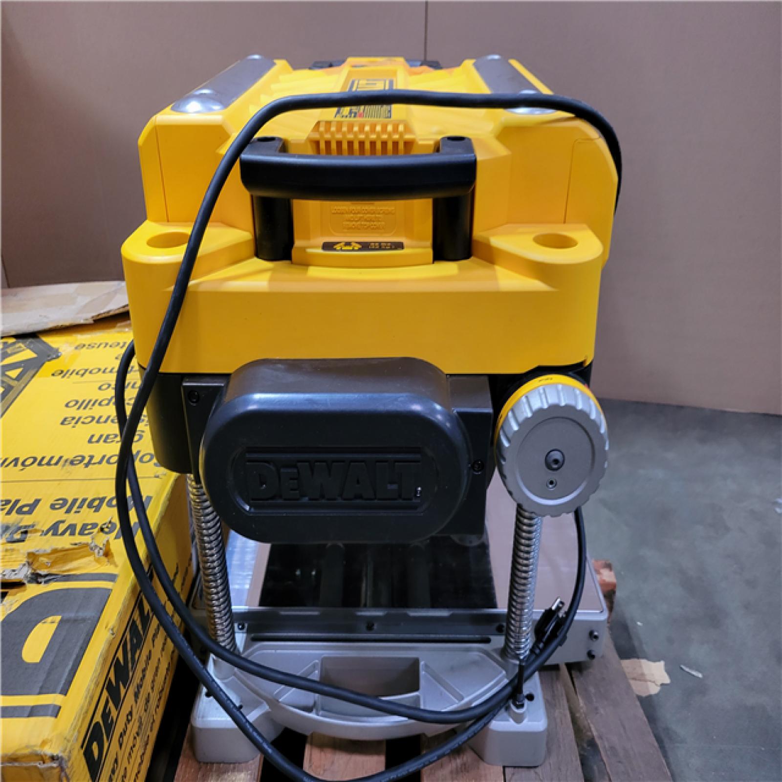 CALIFORNIA AS-IS DEWALT 13 THICKNESS PLANER WITH HEAVY DUTY MOBILE PLANER STAND