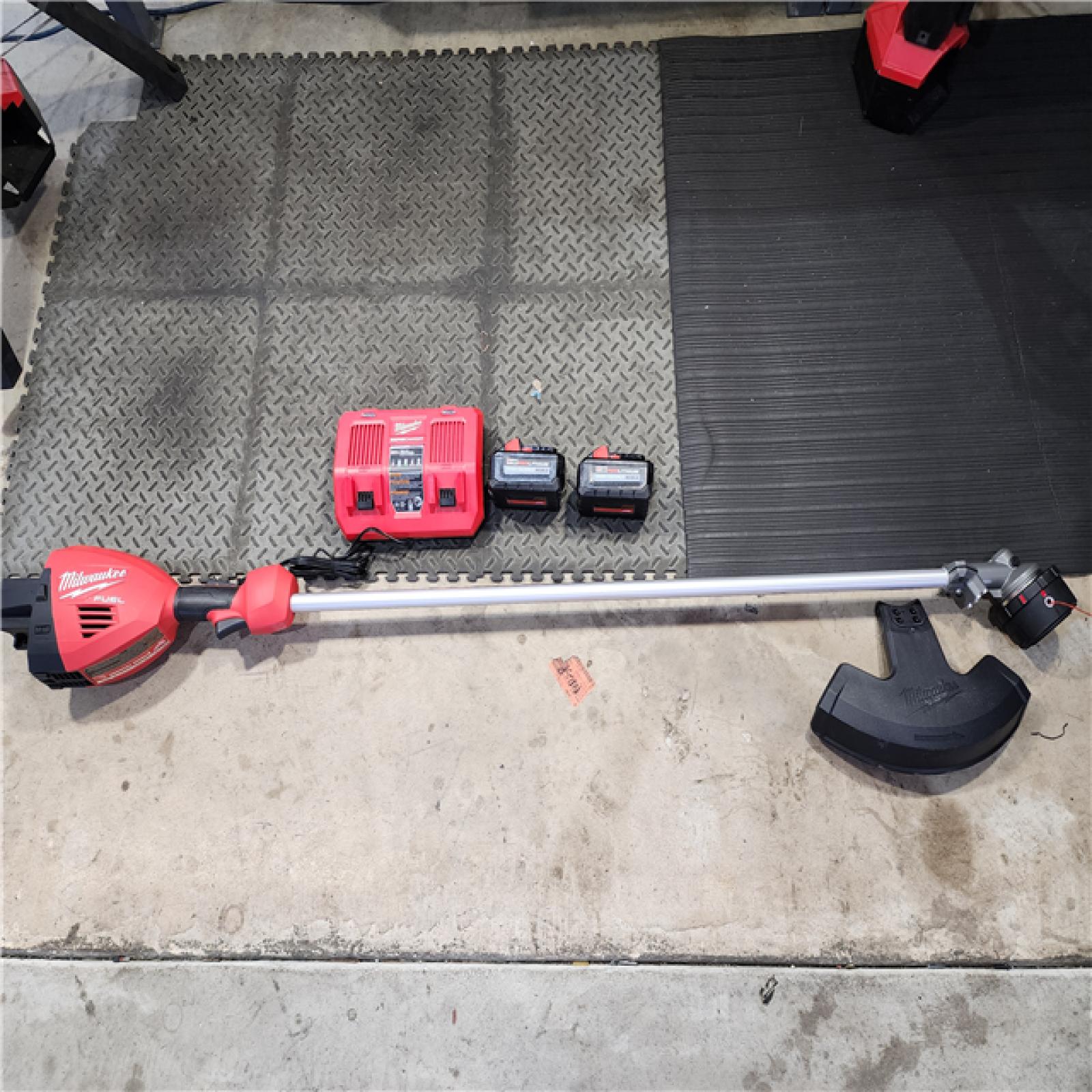 HOUSTON LOCATION - AS-IS (APPEARS LIKE NEW)Milwaukee M18 FUEL 18V Brushless Cordless 17 in. Dual Battery Straight Shaft String Trimmer Kit