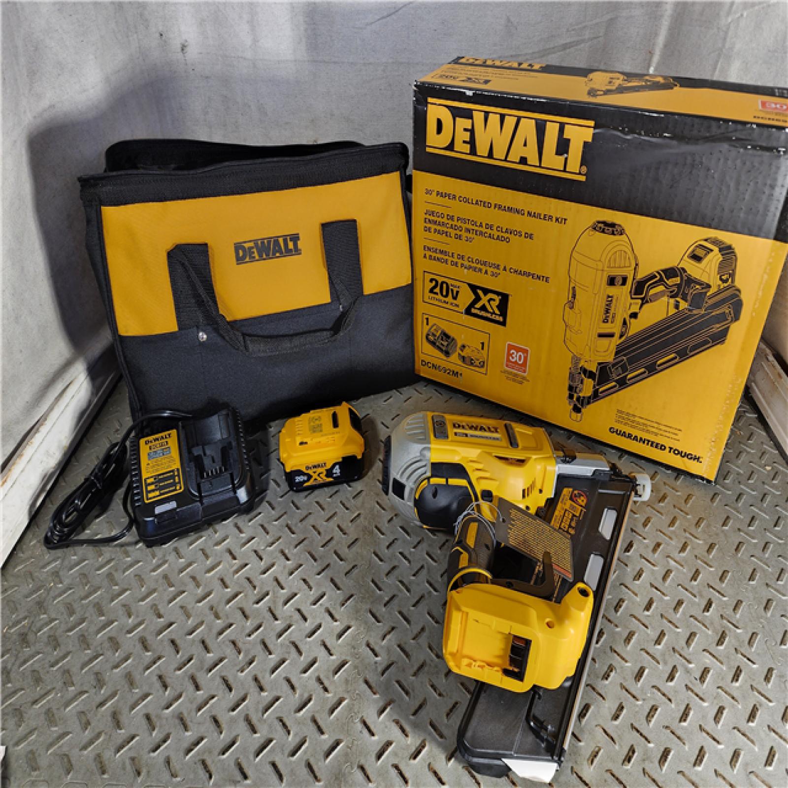 HOUSTON LOCATION - AS-IS (APPEARS LIKE NEW) DeWalt 20V MAX Brushless Cordless 2-Speed 30° Paper Collated Framing Nailer Kit