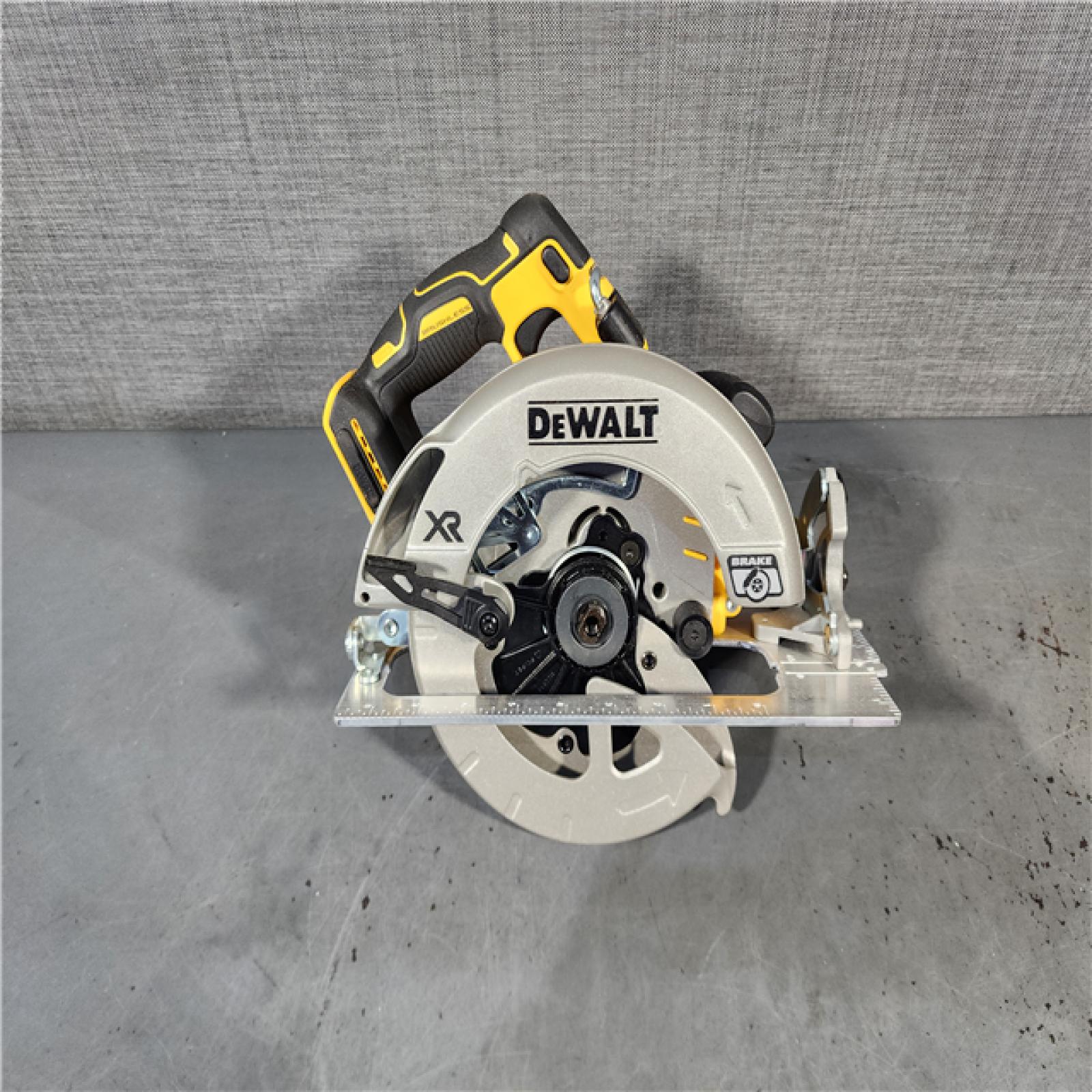 HOUSTON LOCATION - AS-IS DEWALT 20V MAX Lithium-Ion Cordless Brushless 7-1/4 in. Circular Saw Kit with 5.0Ah POWERSTACK Battery and Charger