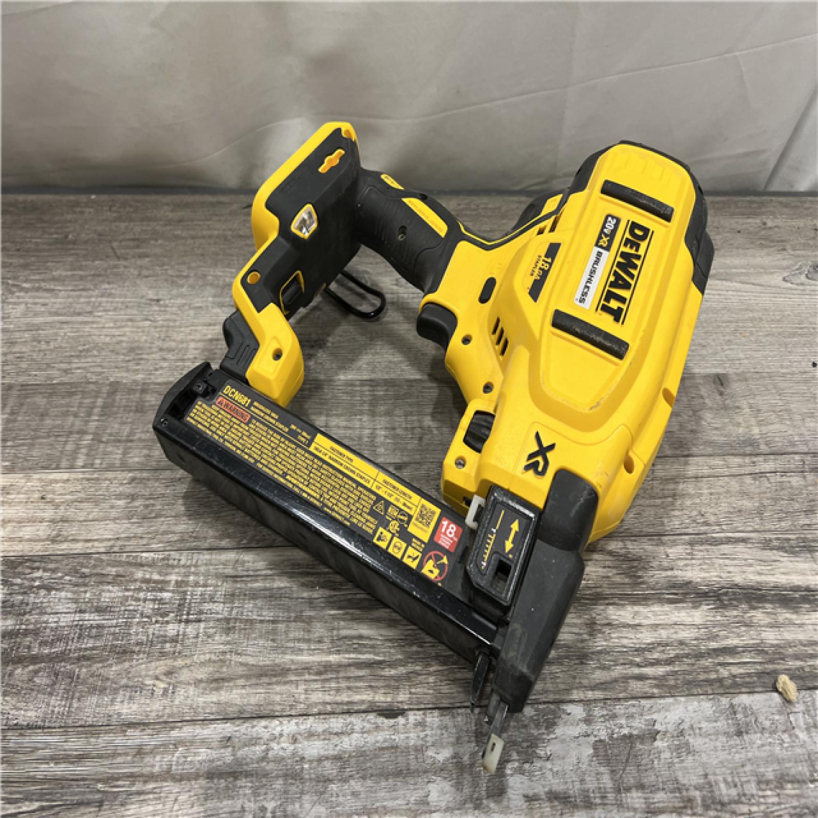 AS-IS DEWALT DCN681D1 20V 18Ga Stapler Kit