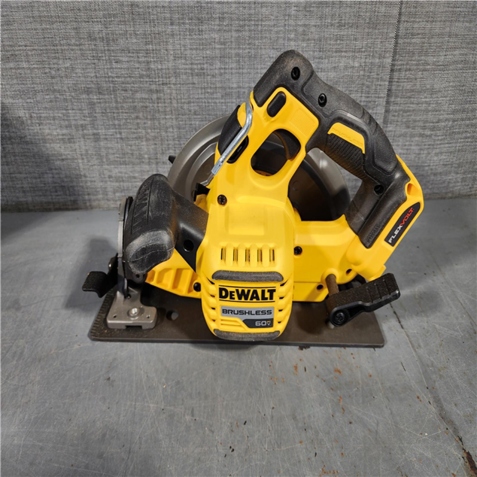 HOUSTON LOCATION - AS-IS DeWALT Flexvolt Max 7-1/4  60V Brushless Circular Saw DCS578B (Bare Tool)