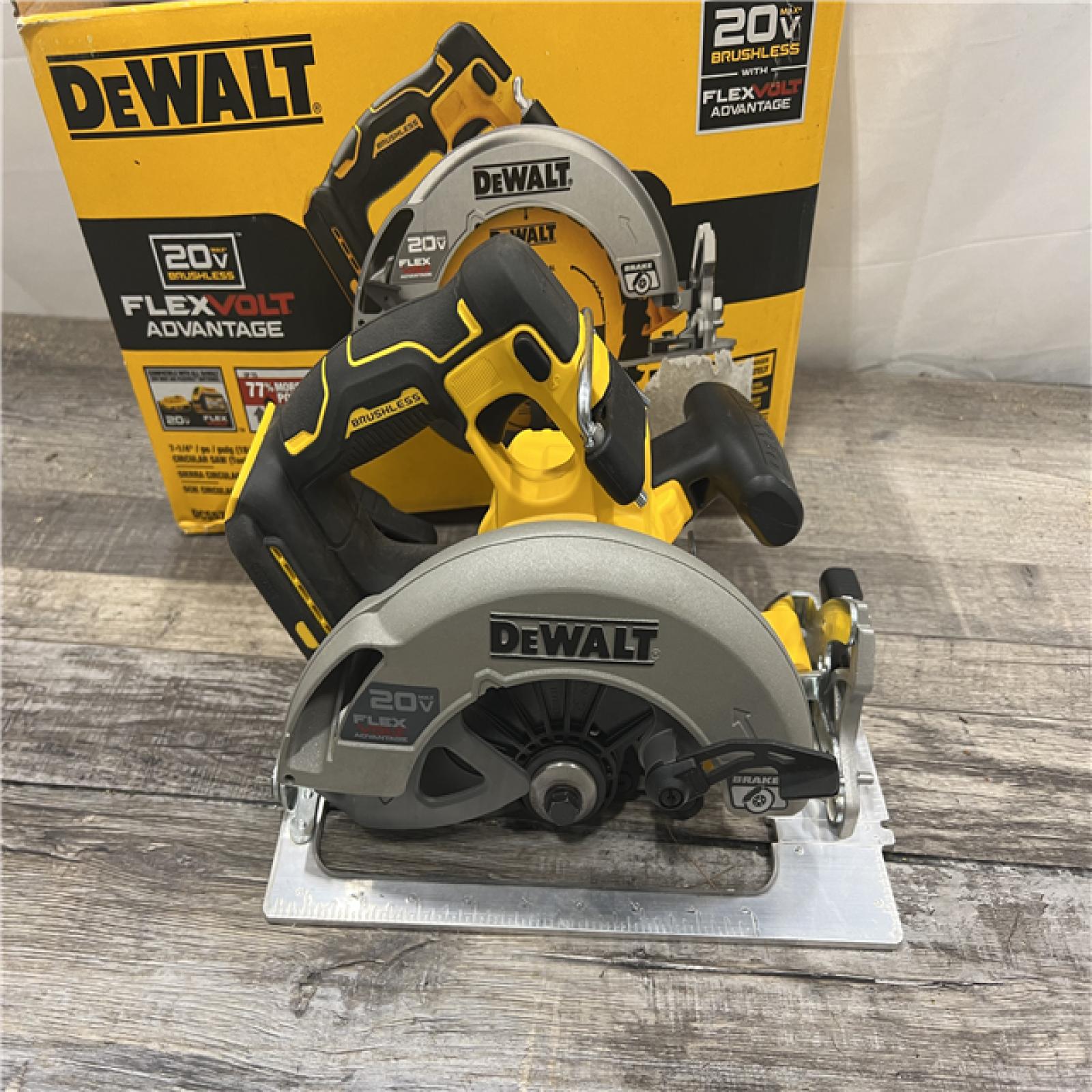 AS-IS DEWALT 20V MAX Cordless Brushless 7-1/4 in. Sidewinder Style Circular Saw with FLEXVOLT ADVANTAGE (Tool Only)