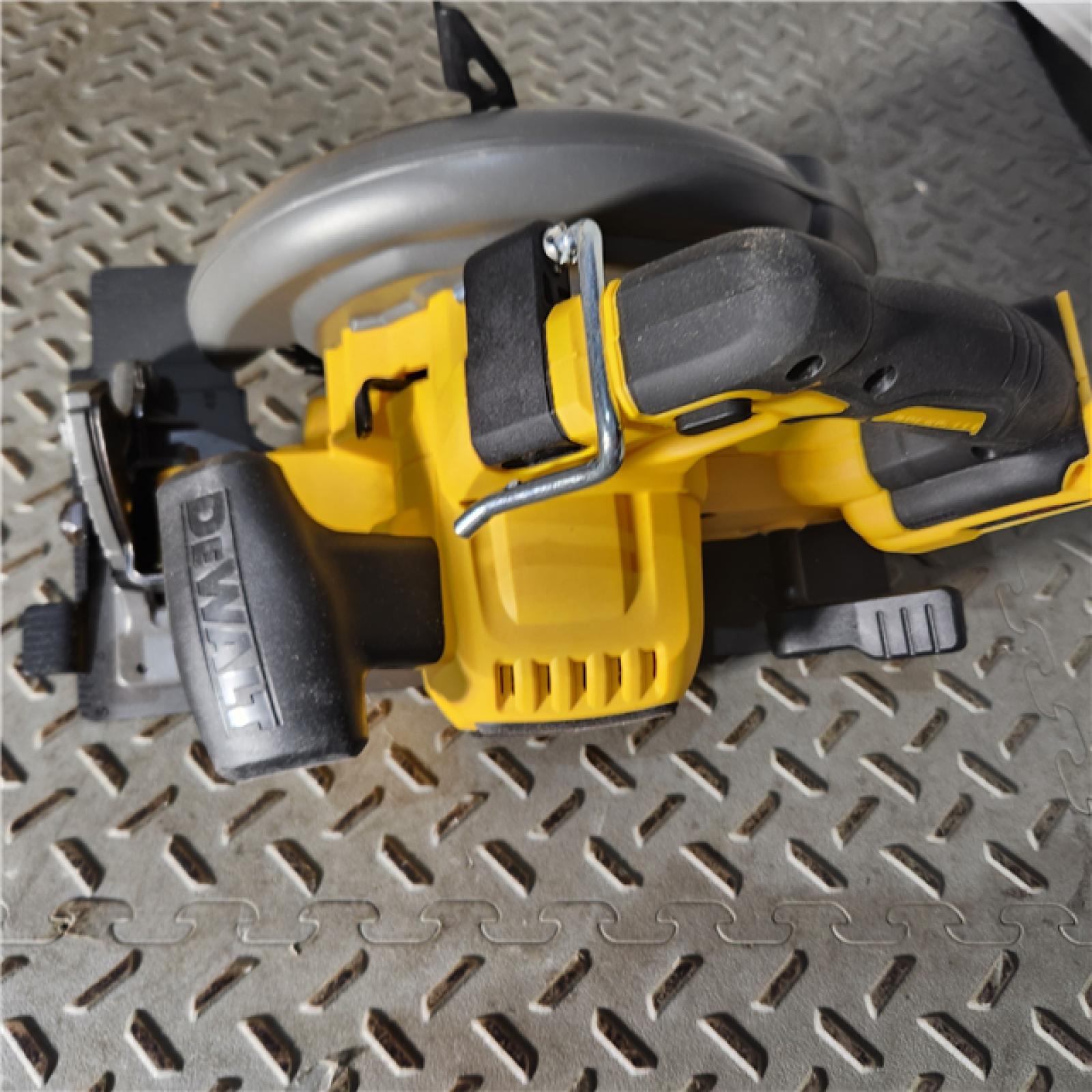 Houston location AS-IS DeWALT Flexvolt Max 7-1/4  60V Brushless Circular Saw DCS578B (Bare Tool)