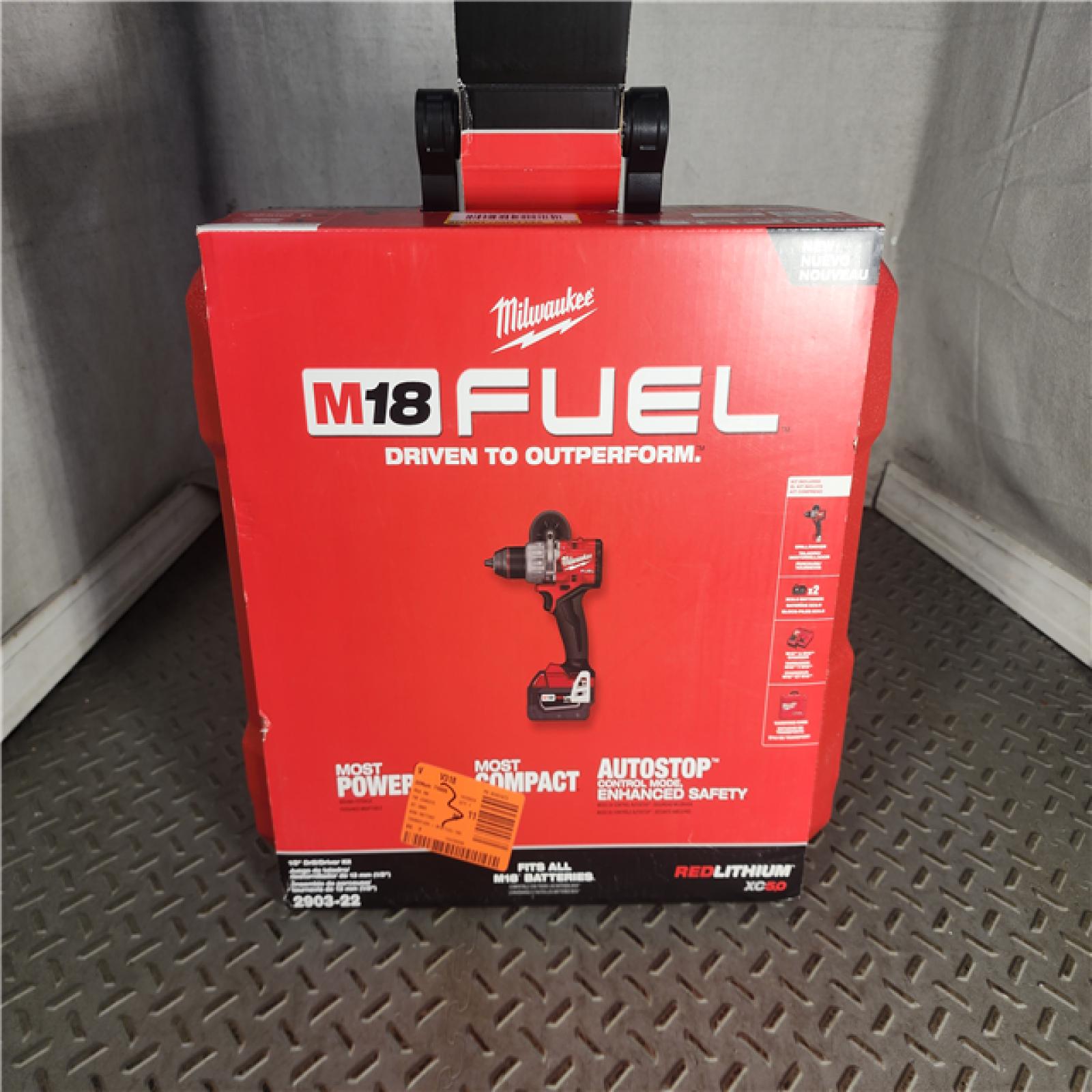 HOUSTON LOCATION - AS-IS (APPEARS LIKE NEW) Milwaukee 2903-22 18V M18 FUEL Lithium-Ion Brushless Cordless 1/2 Drill/Driver Kit 5.0 Ah