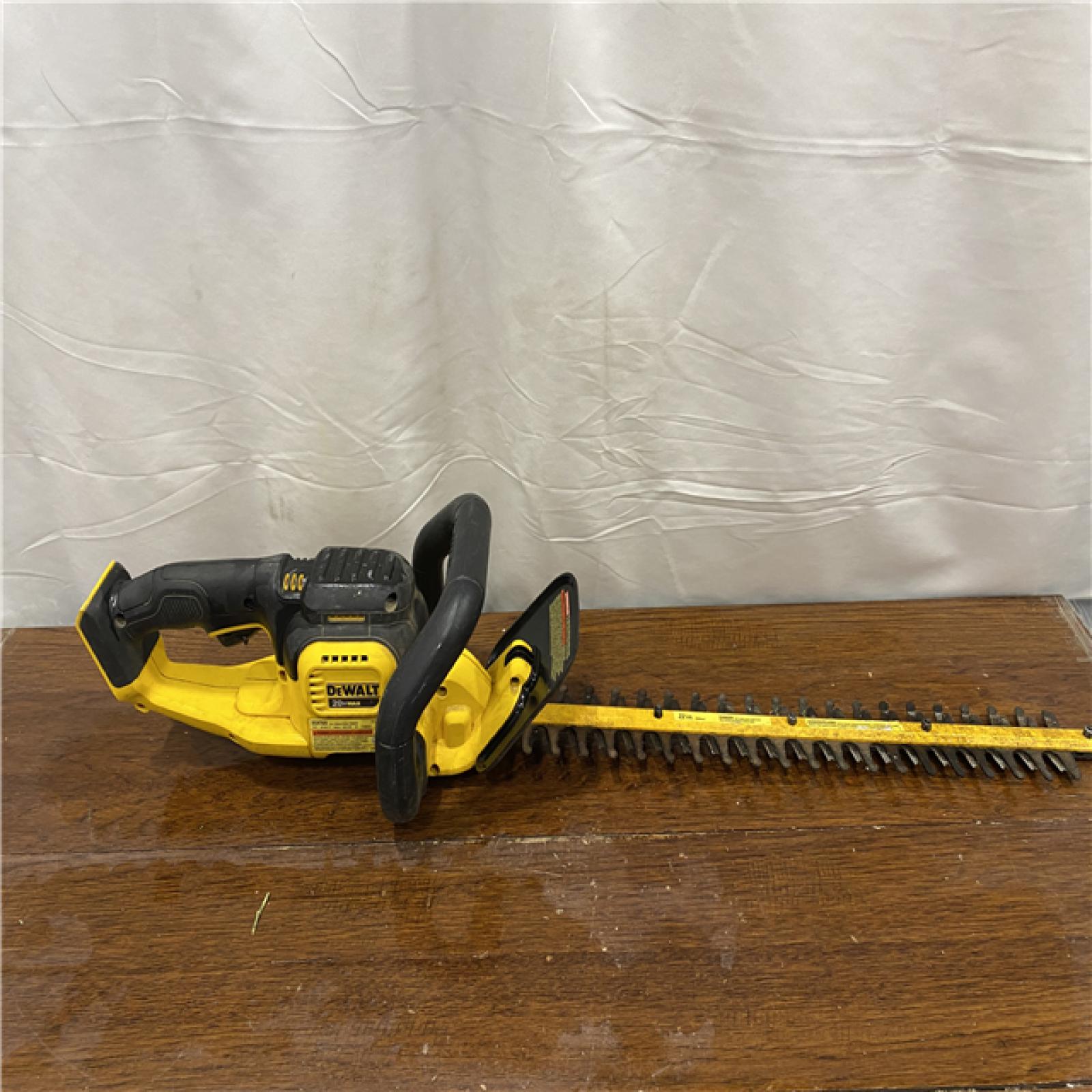 AS-ISDEWALT 20V MAX 22 Cordless Hedge Trimmer