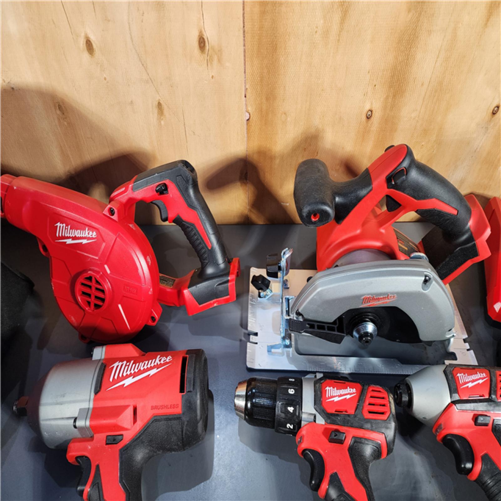 HOUSTON LOCATION - AS-IS MILWAUKEE 9 TOOL COMBO KIT W/ 2 BATTERY & CHARGER