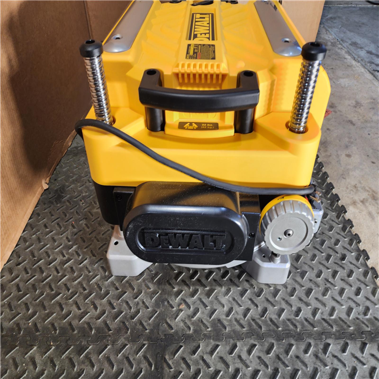 HOUSTON LOCATION - AS-IS (APPEARS LIKE NEW) DEWALT 15 Amp Corded 13 in. Heavy-Duty 2-Speed Bench Planer