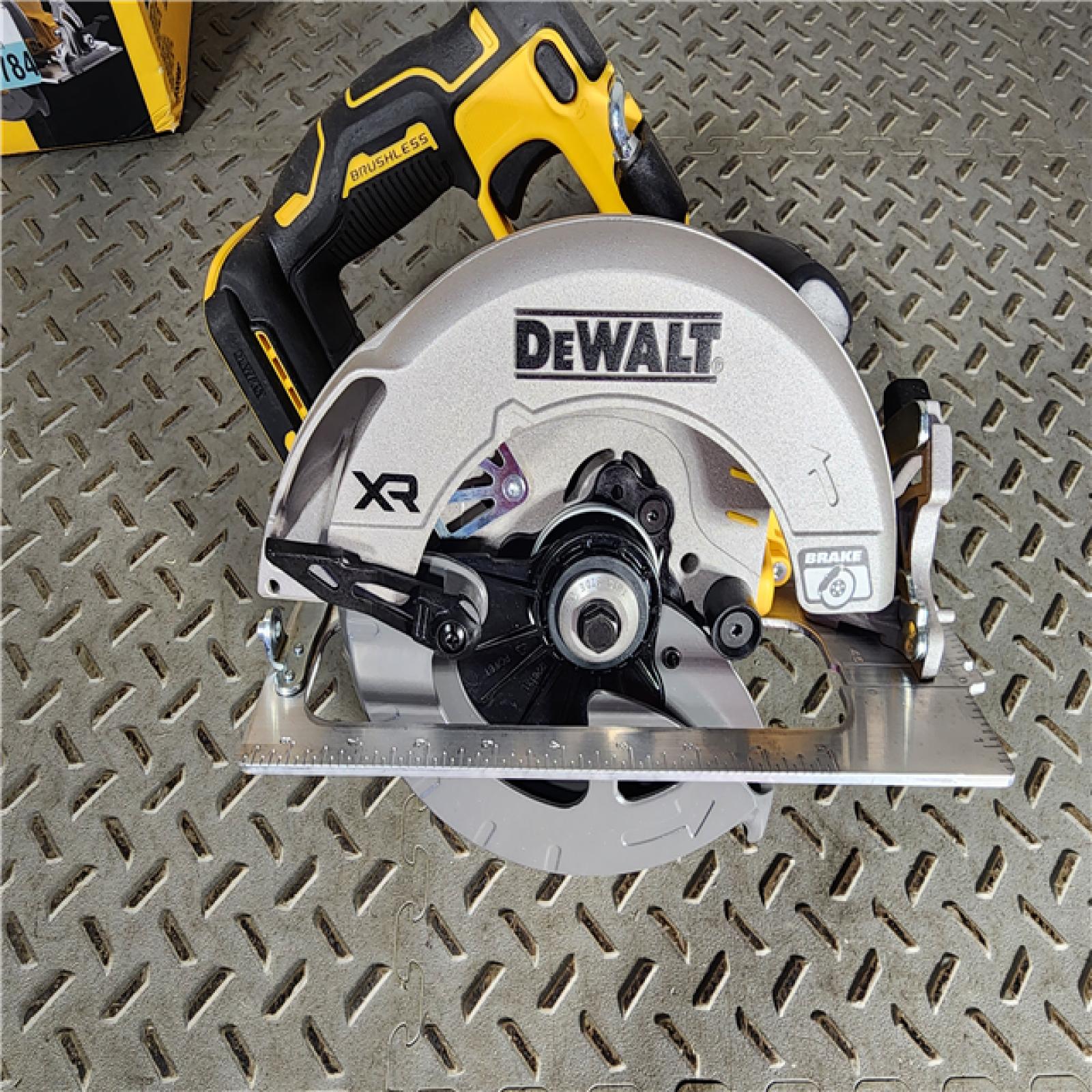 HOUSTON LOCATION - AS-IS (APPEARS LIKE NEW) 20-Volt MAX 7-1/4 in. Cordless Circular Saw (Tool Only)