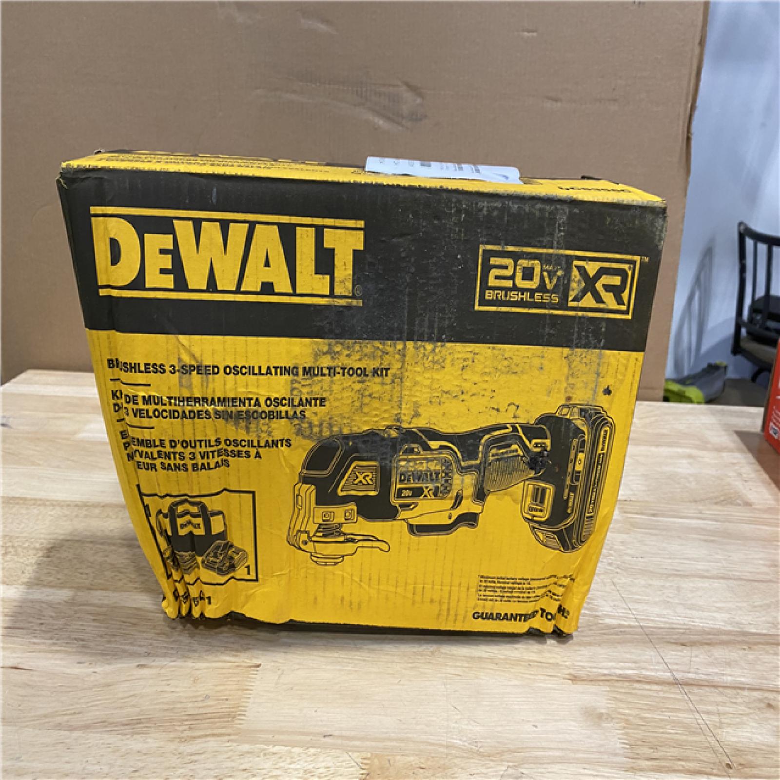 NEW!- DEWALT 20V MAX XR Cordless Brushless 3-Speed Oscillating Multi Tool with (1) 20V 1.5Ah Battery and Charger