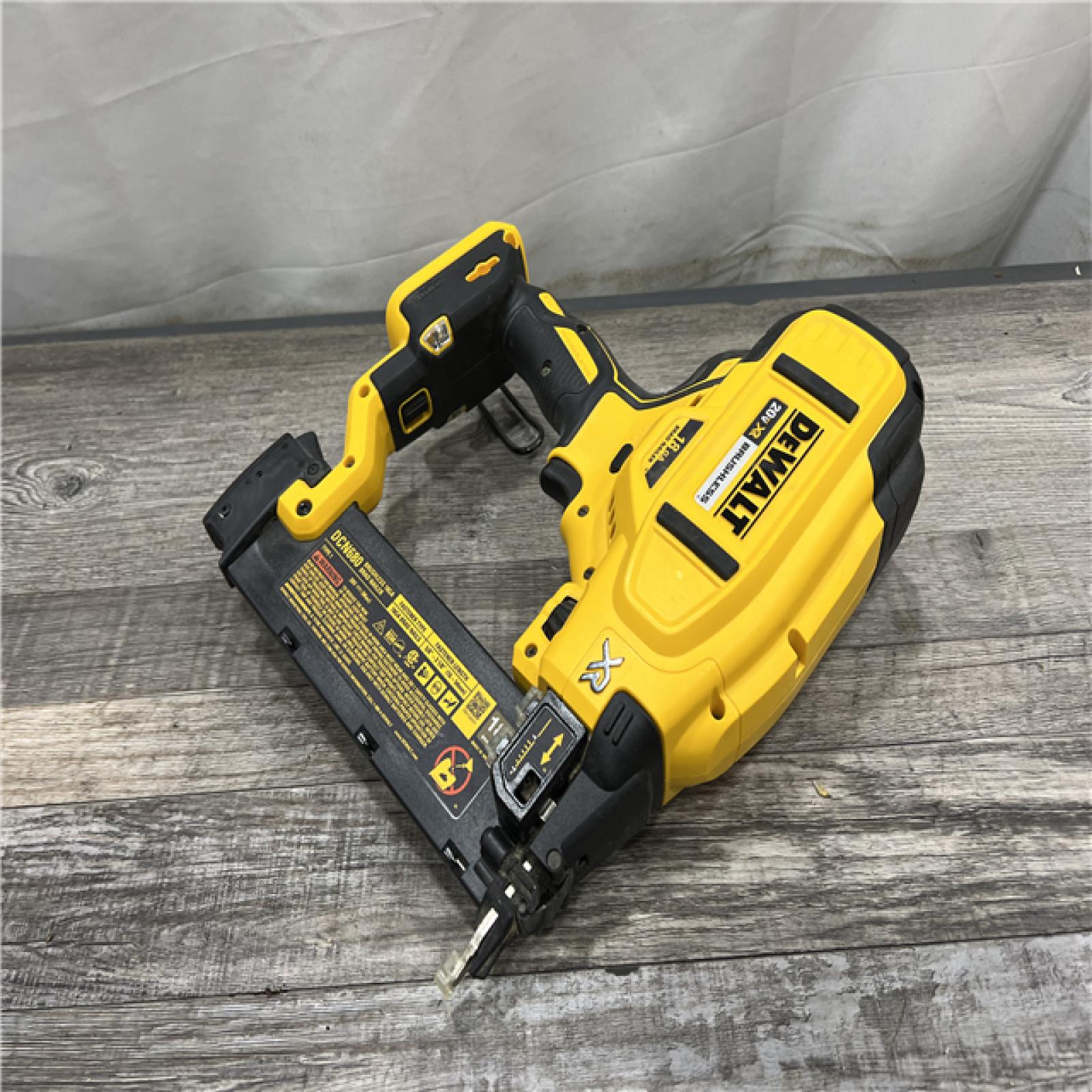 AS-IS DEWALT 20V MAX XR 18 Gauge Brad Nailer Kit