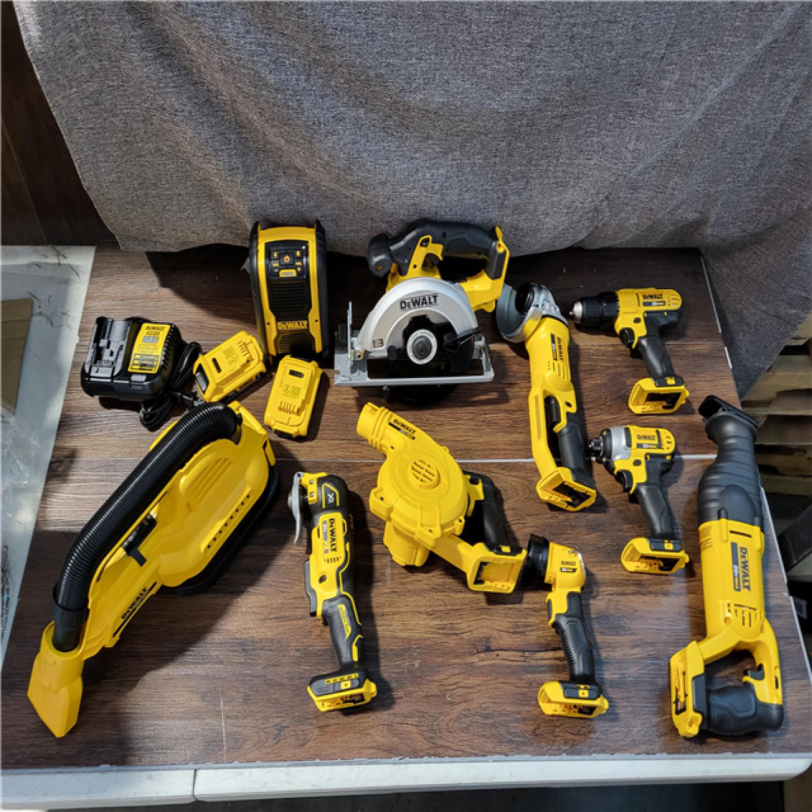 CALIFORNIA NEW DEWALT 10-TOOL COMBO IT(BATTERIES,CHARGER,AND 2 BAGS INCLUDED)