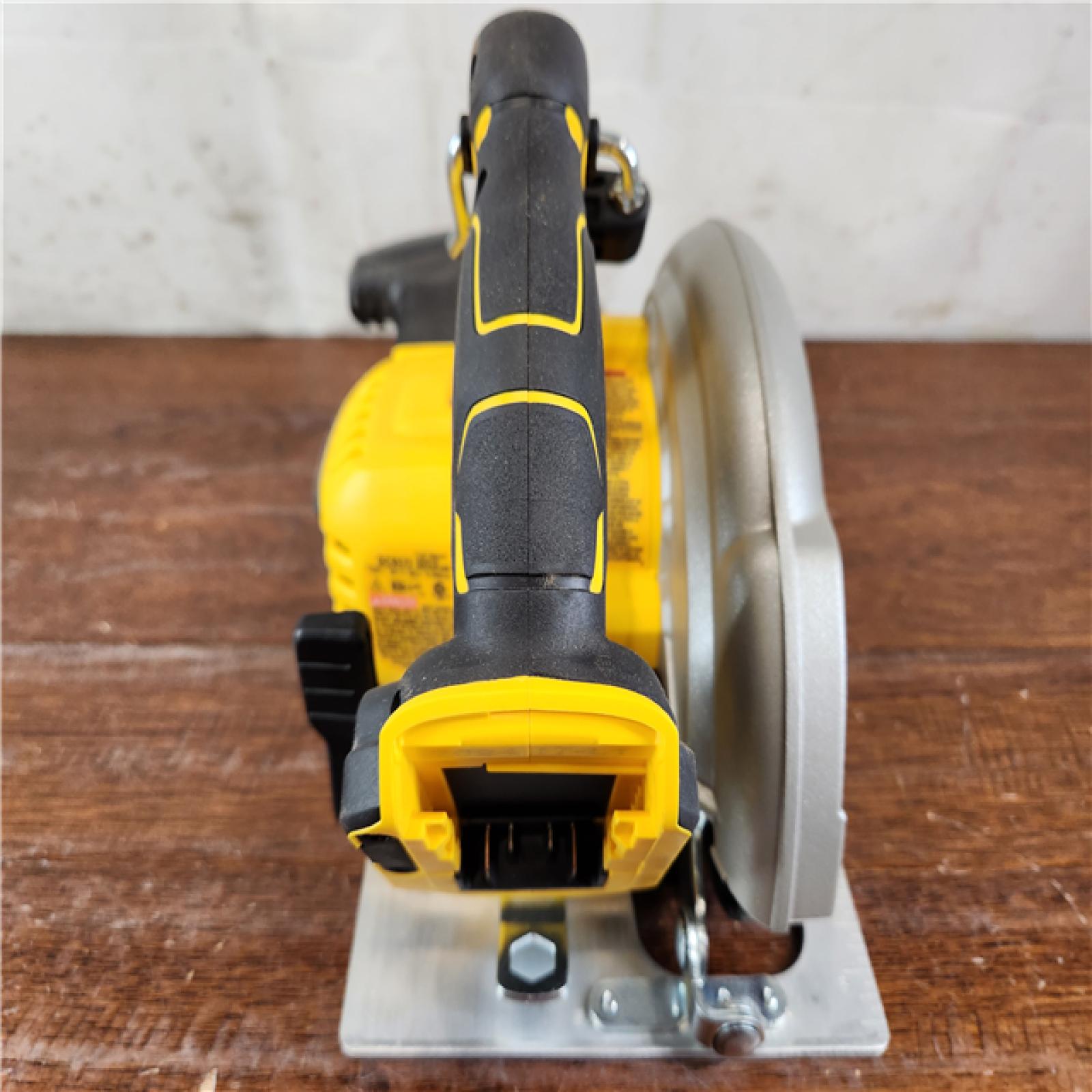 AS-IS DEWALT 20V MAX Cordless Brushless 7-1/4 in. Sidewinder Style Circular Saw w/ FLEXVOLT ADVANTAGE (Tool Only)