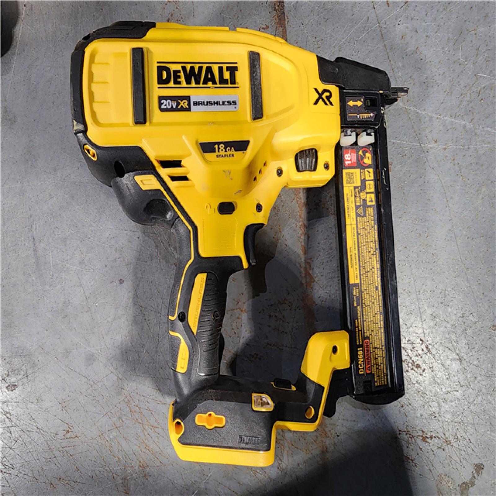 HOUSTON LOCATION - AS-IS DEWALT DCN681D1 20V 18Ga Stapler Kit