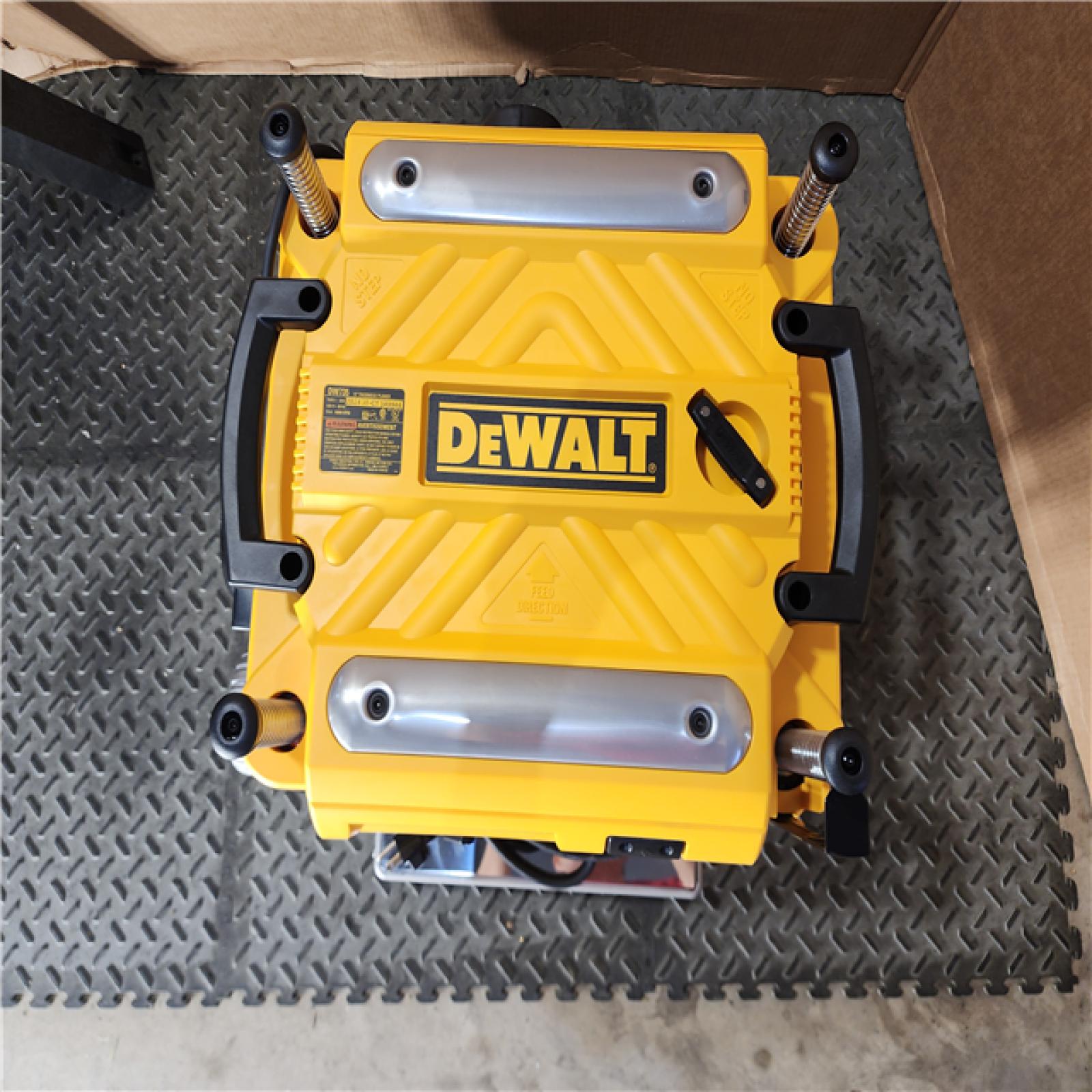 HOUSTON LOCATION - AS-IS (APPEARS LIKE NEW) DEWALT 15 Amp Corded 13 in. Heavy-Duty 2-Speed Bench Planer