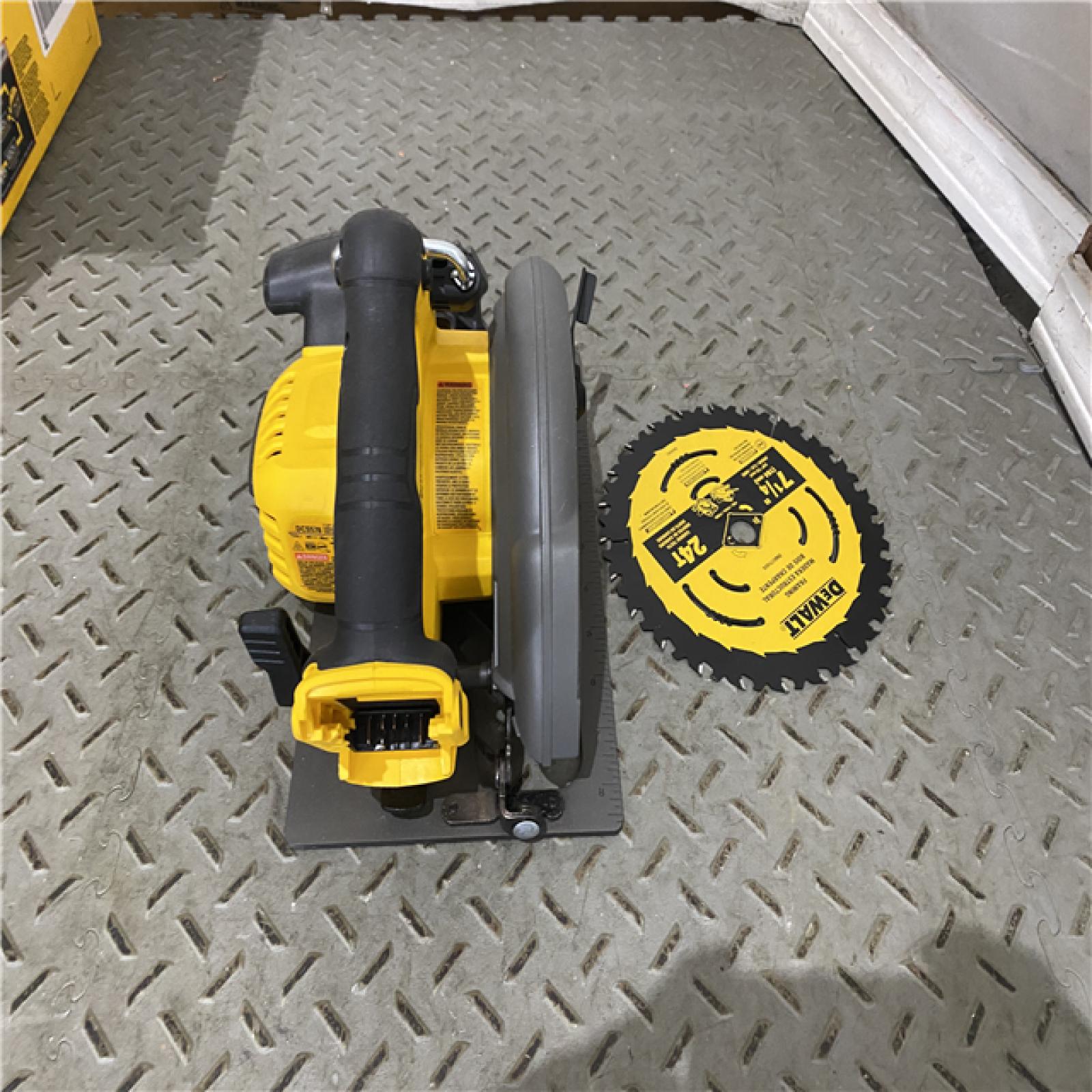 Houston location AS-IS DeWALT Flexvolt Max 7-1/4  60V Brushless Circular Saw DCS578B (Bare Tool)