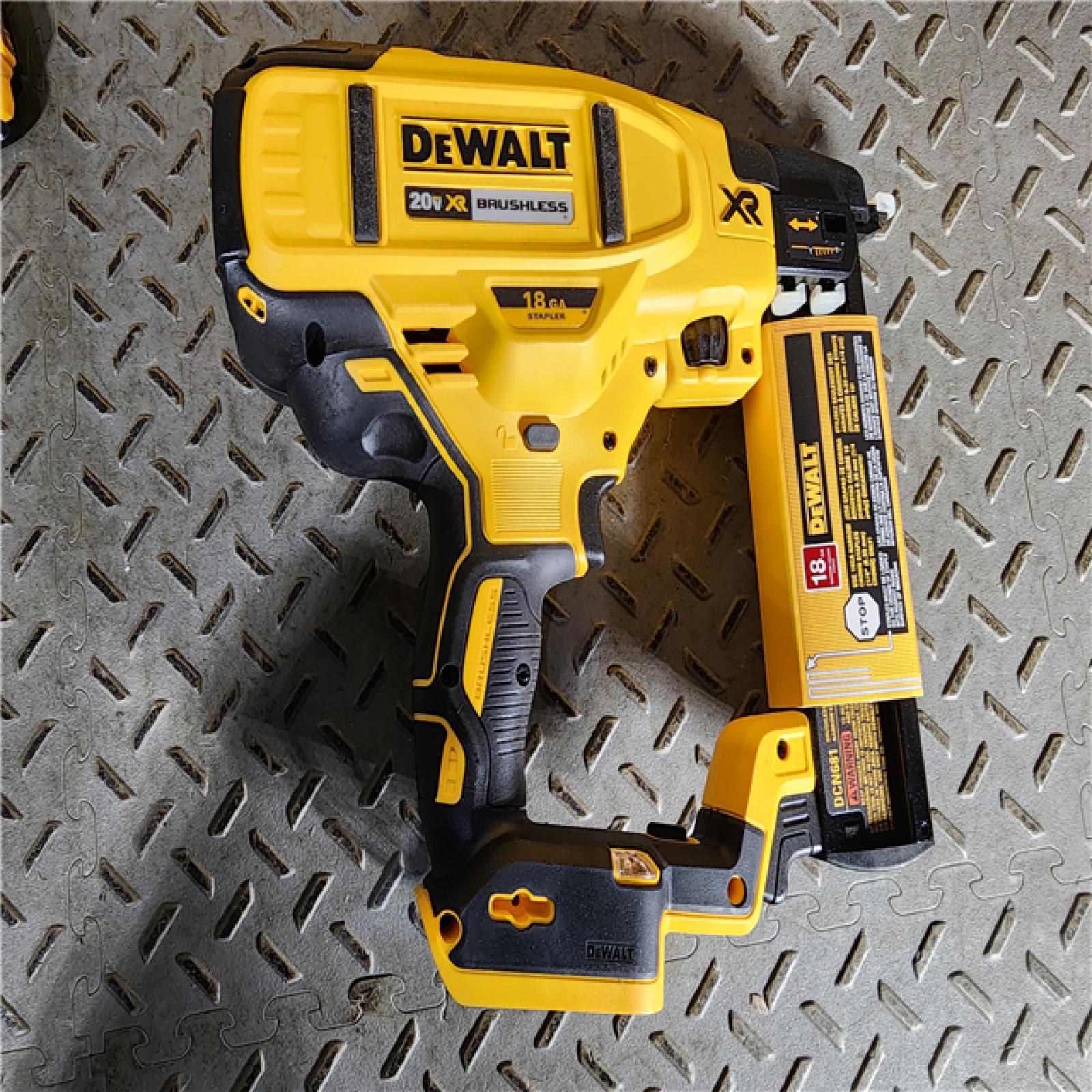 HOUSTON LOCATION - AS-IS (APPEARS LIKE NEW) DEWALT DCN681D1 20V 18Ga Stapler Kit