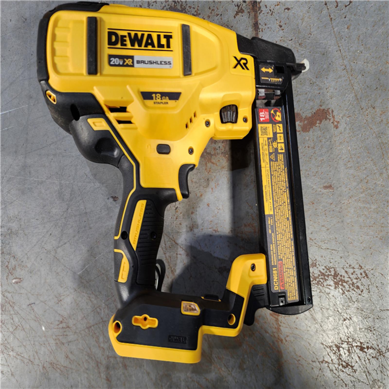 HOUSTON LOCATION - AS-IS DEWALT DCN681D1 20V 18Ga Stapler Kit