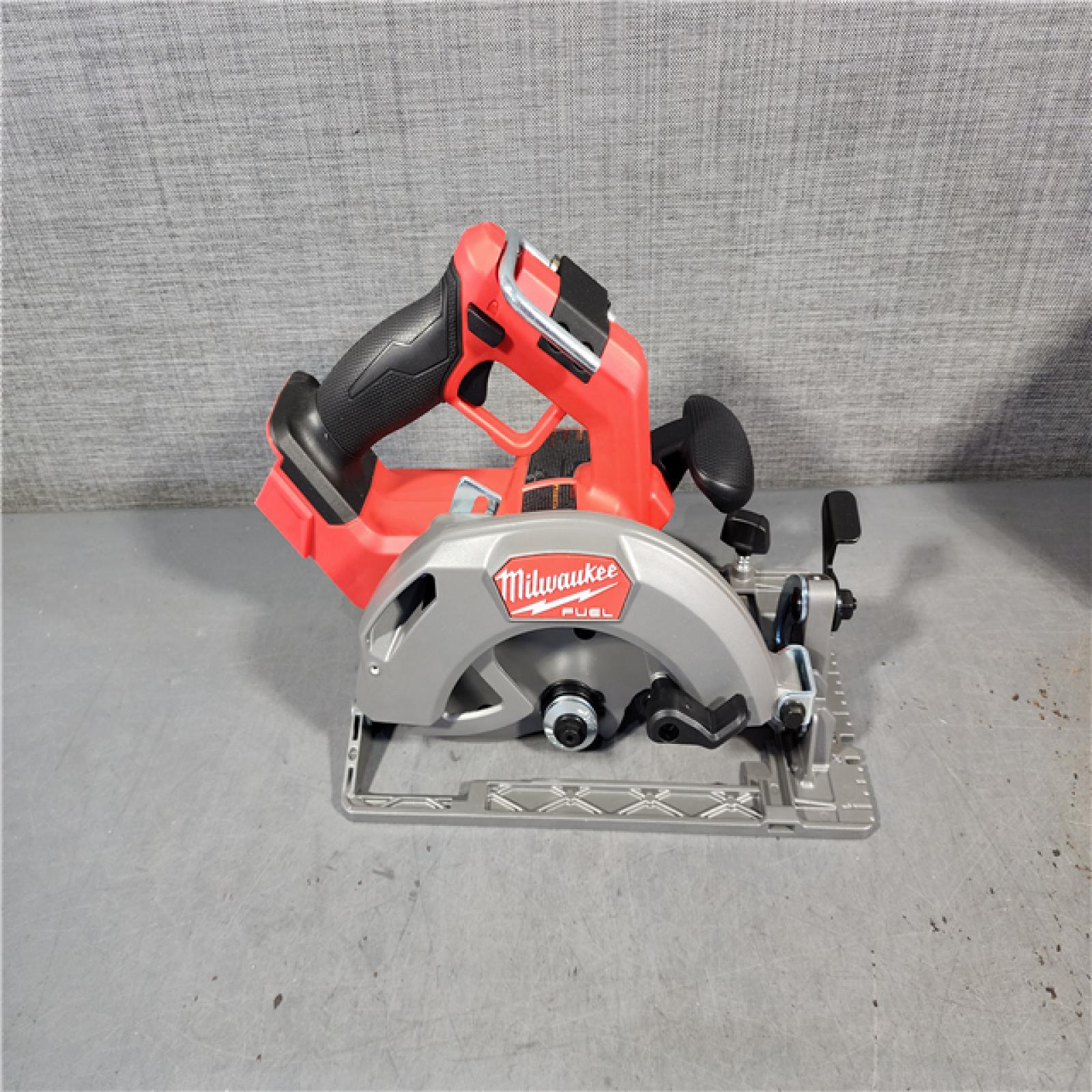 HOUSTON LOCATION - AS-IS Milwaukee M18 FUEL 18V Lithium-Ion Brushless Cordless 7-1/4 in. Circular Saw (Tool-Only)