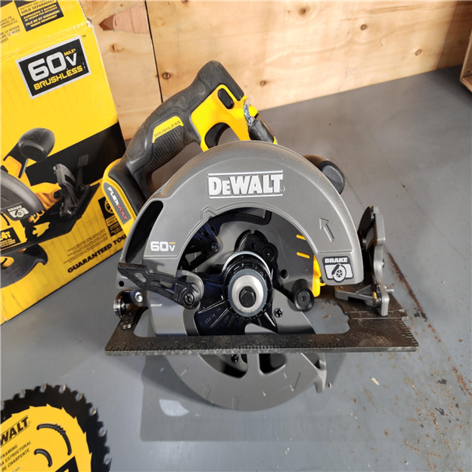 HOUSTON LOCATION - AS-IS (APPEARS LIKE NEW) DeWALT Flexvolt Max 7-1/4  60V Brushless Circular Saw DCS578B (Bare Tool)